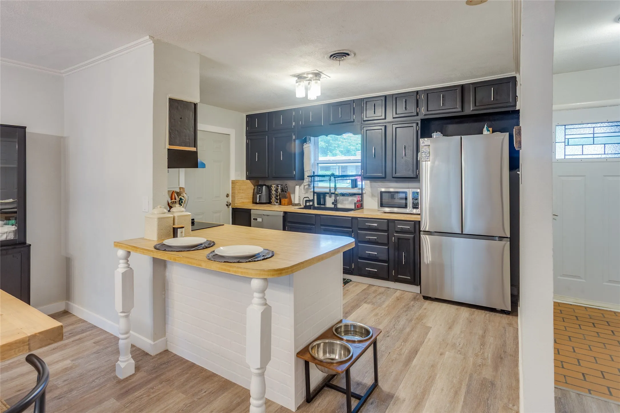 Single Family Residence For Sale in Tarrant County , 2012 Bradford Drive, Arlington, Texas 76010, 3 Bedrooms, 2 Bathrooms, 2 Garage spaces, 1,550 Sqft, built in 1957, Price $285,000, mls#21281520, Real Estate Agent in Arlington, Homes For Sale in Tarrant county, Homes For Sale in Arlington, Realtor in Arlington Texas, Real Estate Brokerage Independent Realty Texas, Luminita Cordes Realtor