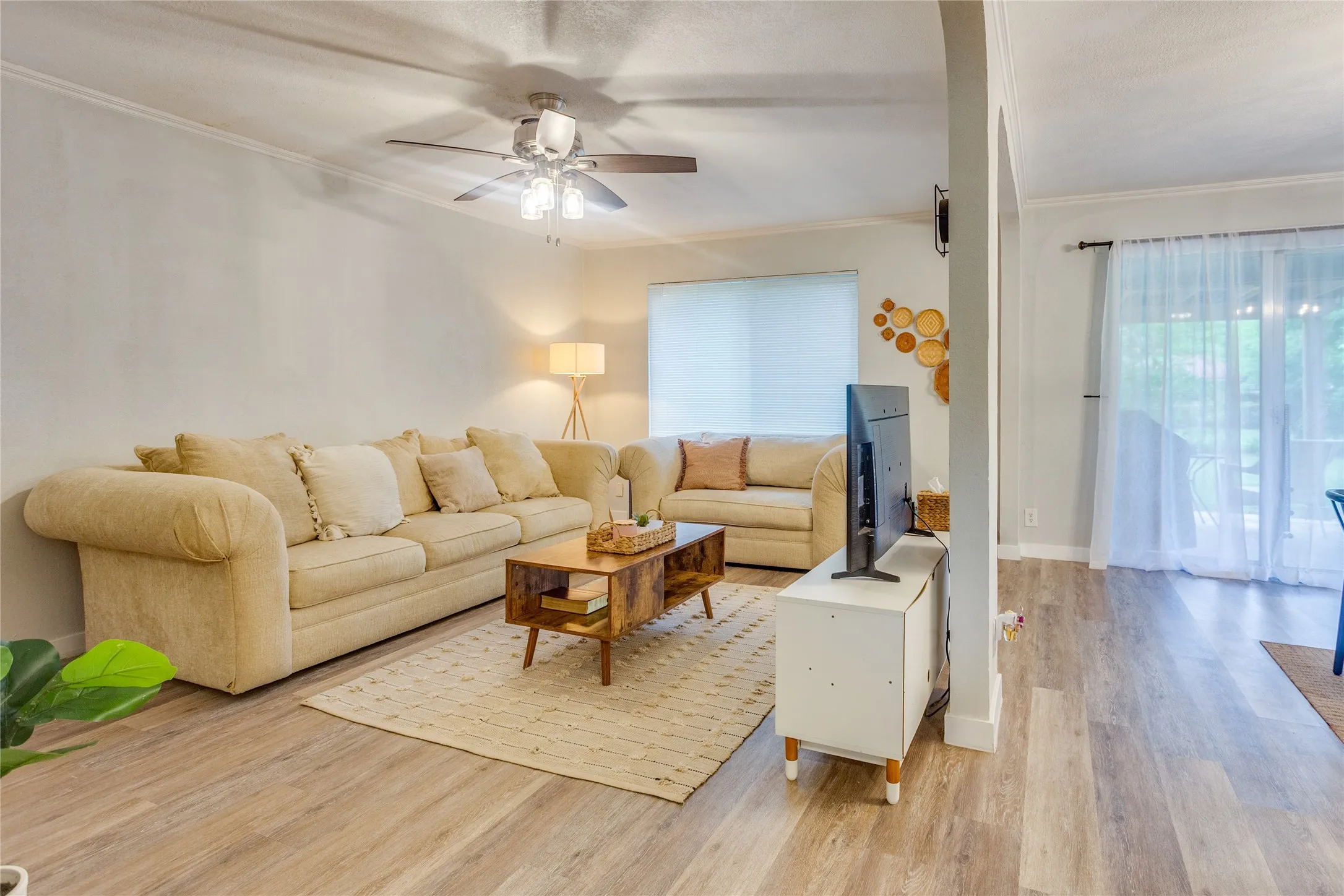 Single Family Residence For Sale in Tarrant County , 2012 Bradford Drive, Arlington, Texas 76010, 3 Bedrooms, 2 Bathrooms, 2 Garage spaces, 1,550 Sqft, built in 1957, Price $285,000, mls#21281520, Real Estate Agent in Arlington, Homes For Sale in Tarrant county, Homes For Sale in Arlington, Realtor in Arlington Texas, Real Estate Brokerage Independent Realty Texas, Luminita Cordes Realtor