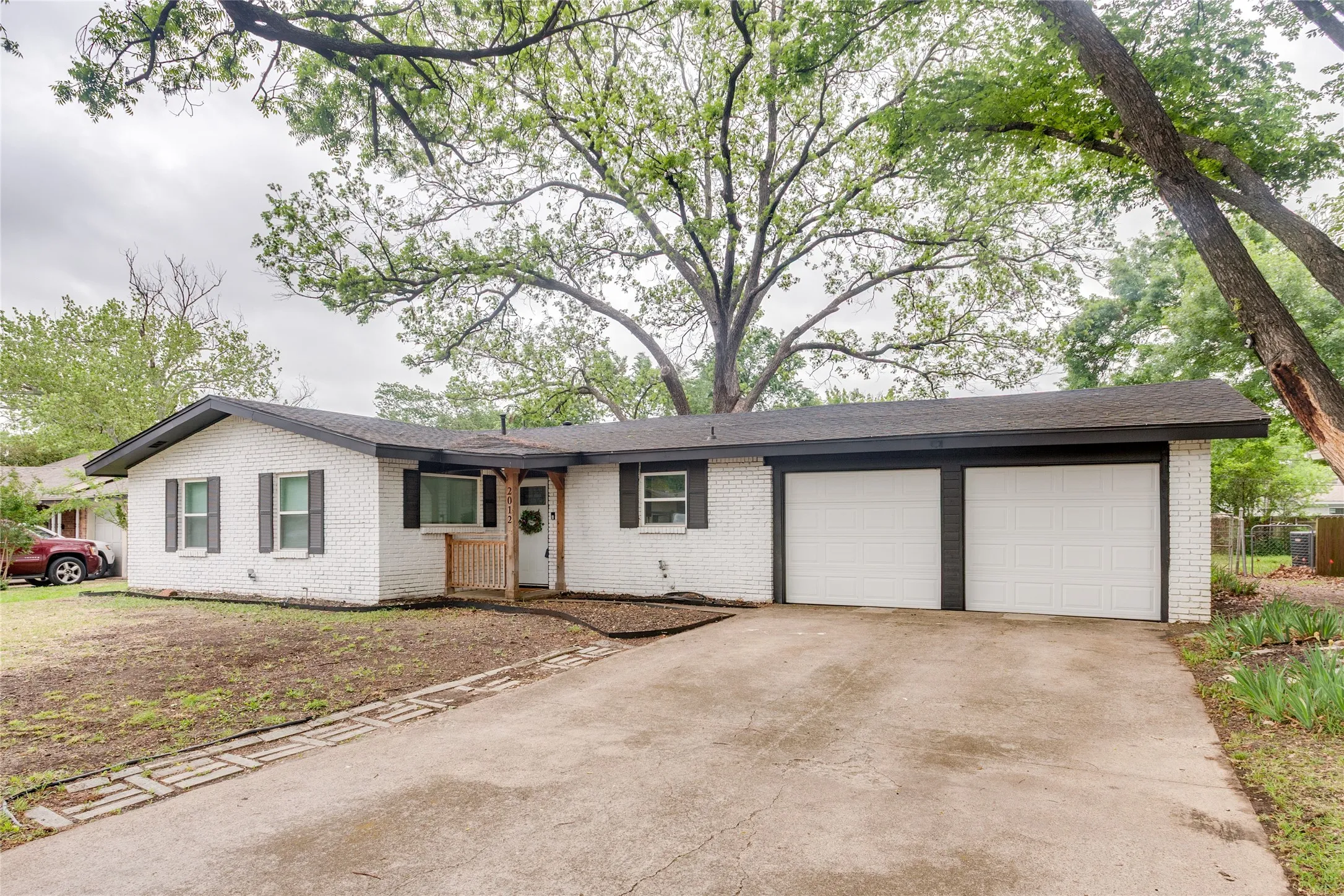 Single Family Residence For Sale in Tarrant County , 2012 Bradford Drive, Arlington, Texas 76010, 3 Bedrooms, 2 Bathrooms, 2 Garage spaces, 1,550 Sqft, built in 1957, Price $285,000, mls#21281520, Real Estate Agent in Arlington, Homes For Sale in Tarrant county, Homes For Sale in Arlington, Realtor in Arlington Texas, Real Estate Brokerage Independent Realty Texas, Luminita Cordes Realtor