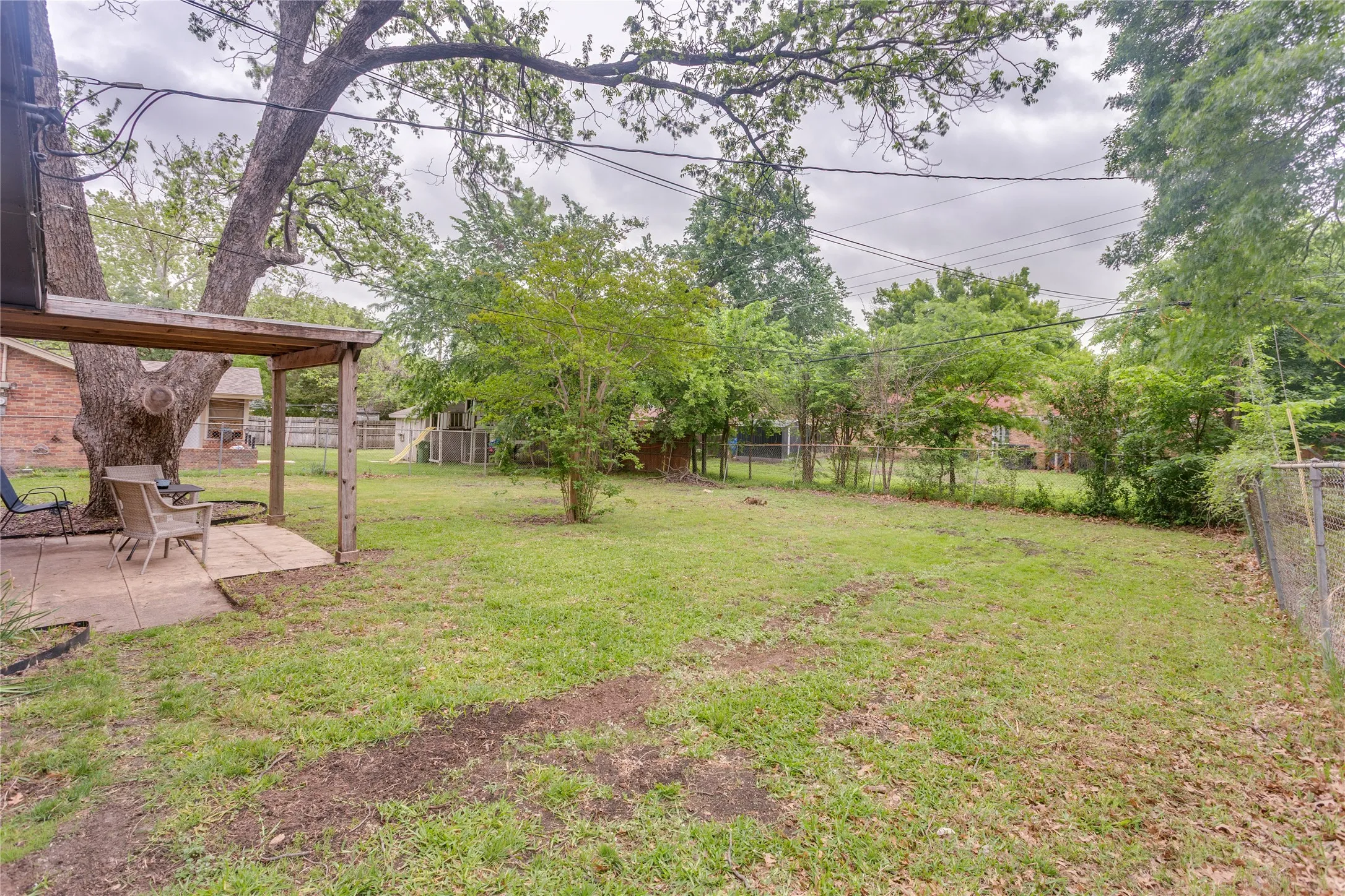Single Family Residence For Sale in Tarrant County , 2012 Bradford Drive, Arlington, Texas 76010, 3 Bedrooms, 2 Bathrooms, 2 Garage spaces, 1,550 Sqft, built in 1957, Price $285,000, mls#21281520, Real Estate Agent in Arlington, Homes For Sale in Tarrant county, Homes For Sale in Arlington, Realtor in Arlington Texas, Real Estate Brokerage Independent Realty Texas, Luminita Cordes Realtor