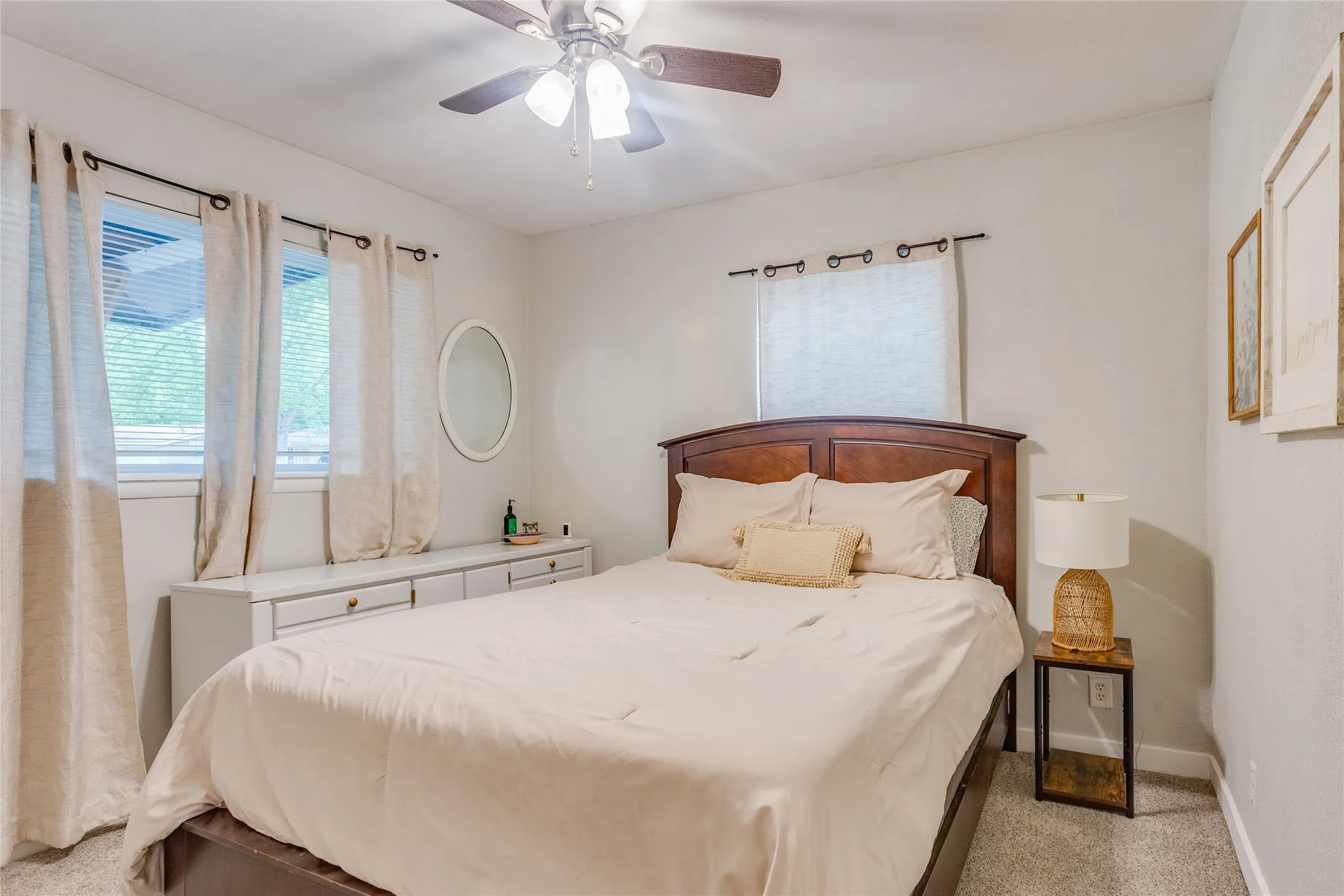 Single Family Residence For Sale in Tarrant County , 2012 Bradford Drive, Arlington, Texas 76010, 3 Bedrooms, 2 Bathrooms, 2 Garage spaces, 1,550 Sqft, built in 1957, Price $285,000, mls#21281520, Real Estate Agent in Arlington, Homes For Sale in Tarrant county, Homes For Sale in Arlington, Realtor in Arlington Texas, Real Estate Brokerage Independent Realty Texas, Luminita Cordes Realtor