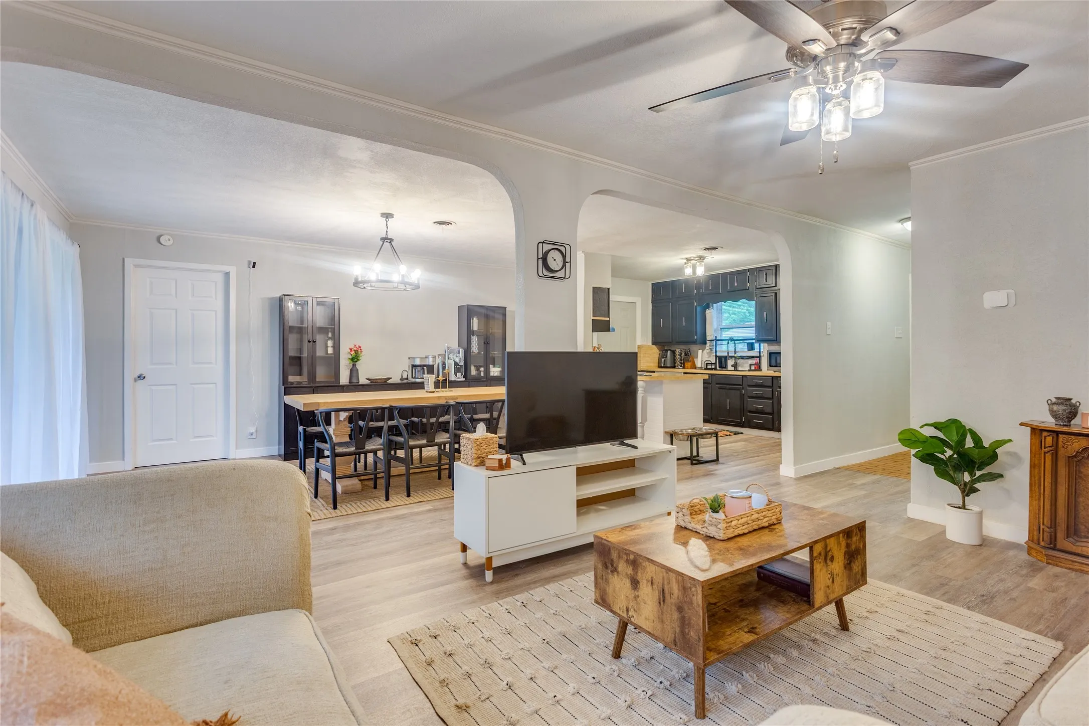 Single Family Residence For Sale in Tarrant County , 2012 Bradford Drive, Arlington, Texas 76010, 3 Bedrooms, 2 Bathrooms, 2 Garage spaces, 1,550 Sqft, built in 1957, Price $285,000, mls#21281520, Real Estate Agent in Arlington, Homes For Sale in Tarrant county, Homes For Sale in Arlington, Realtor in Arlington Texas, Real Estate Brokerage Independent Realty Texas, Luminita Cordes Realtor