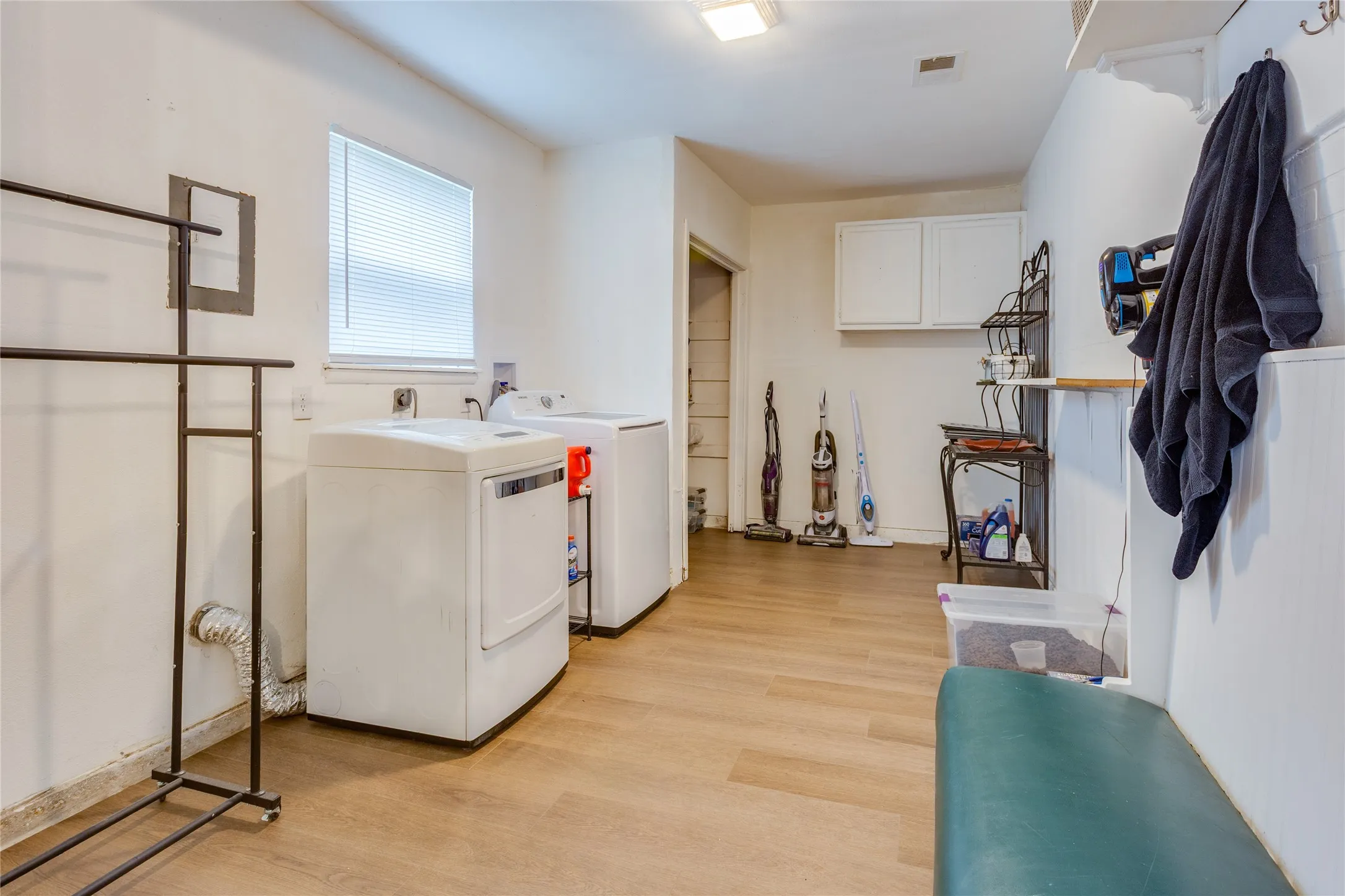 Single Family Residence For Sale in Tarrant County , 2012 Bradford Drive, Arlington, Texas 76010, 3 Bedrooms, 2 Bathrooms, 2 Garage spaces, 1,550 Sqft, built in 1957, Price $285,000, mls#21281520, Real Estate Agent in Arlington, Homes For Sale in Tarrant county, Homes For Sale in Arlington, Realtor in Arlington Texas, Real Estate Brokerage Independent Realty Texas, Luminita Cordes Realtor