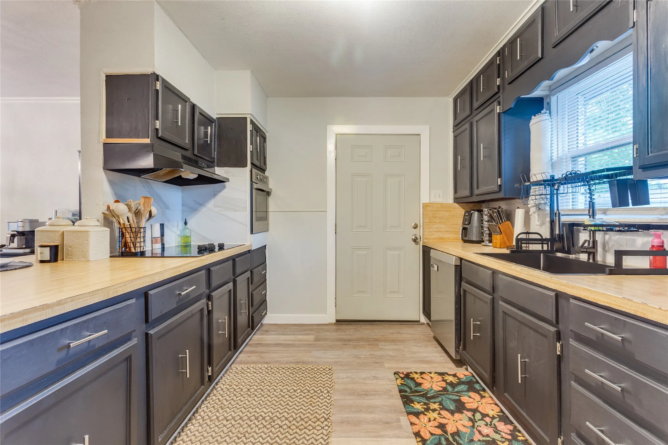 Single Family Residence For Sale in Tarrant County , 2012 Bradford Drive, Arlington, Texas 76010, 3 Bedrooms, 2 Bathrooms, 2 Garage spaces, 1,550 Sqft, built in 1957, Price $285,000, mls#21281520, Real Estate Agent in Arlington, Homes For Sale in Tarrant county, Homes For Sale in Arlington, Realtor in Arlington Texas, Real Estate Brokerage Independent Realty Texas, Luminita Cordes Realtor