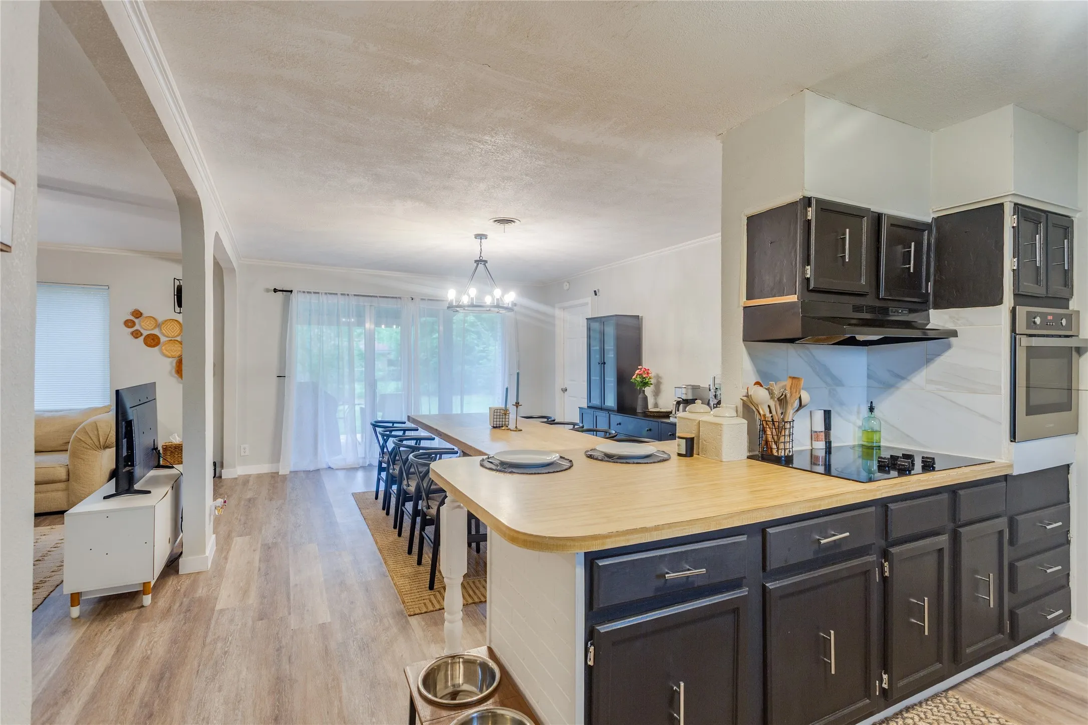 Single Family Residence For Sale in Tarrant County , 2012 Bradford Drive, Arlington, Texas 76010, 3 Bedrooms, 2 Bathrooms, 2 Garage spaces, 1,550 Sqft, built in 1957, Price $285,000, mls#21281520, Real Estate Agent in Arlington, Homes For Sale in Tarrant county, Homes For Sale in Arlington, Realtor in Arlington Texas, Real Estate Brokerage Independent Realty Texas, Luminita Cordes Realtor