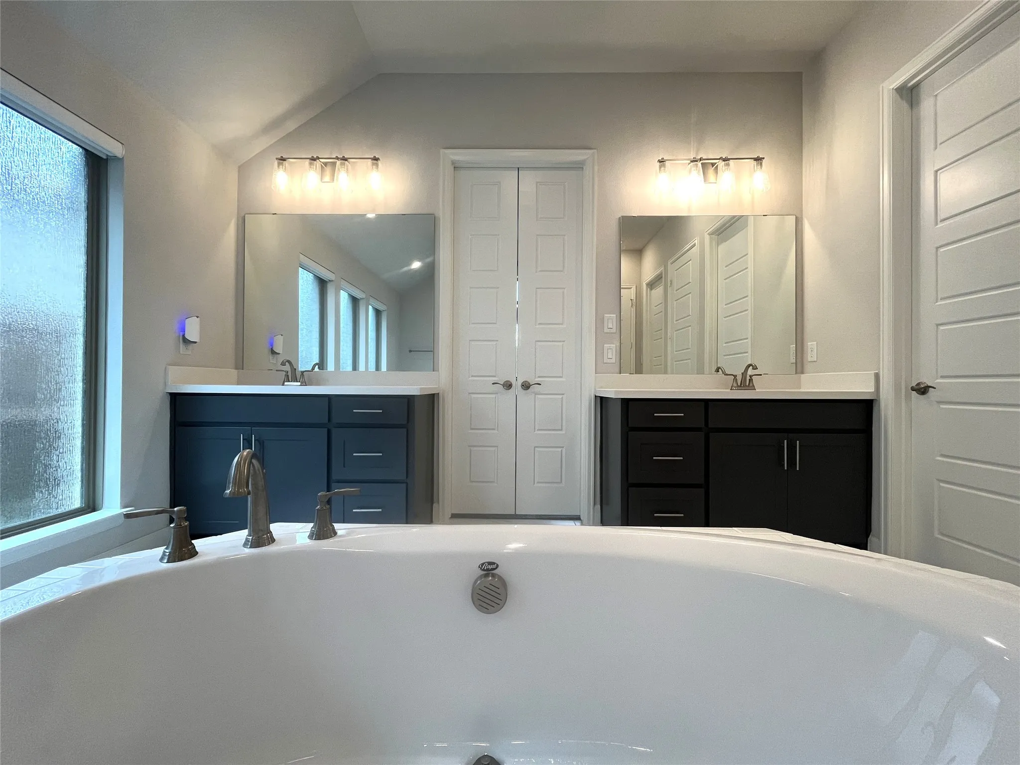 Single Family Residence For Sale in Ellis County , 2834 Midlake Drive, Midlothian, Texas 76065, 4 Bedroom, 4 Bathroom, 3 Garage spaces, 3,363 Sqft, built in 2022, mls#21281318, Real Estate Agent in Midlothian, Homes For Sale in Ellis county, Homes For Sale in Midlothian, Realtor in Midlothian Texas, Real Estate Brokerage Independent Realty Texas, Luminita Cordes Realtor