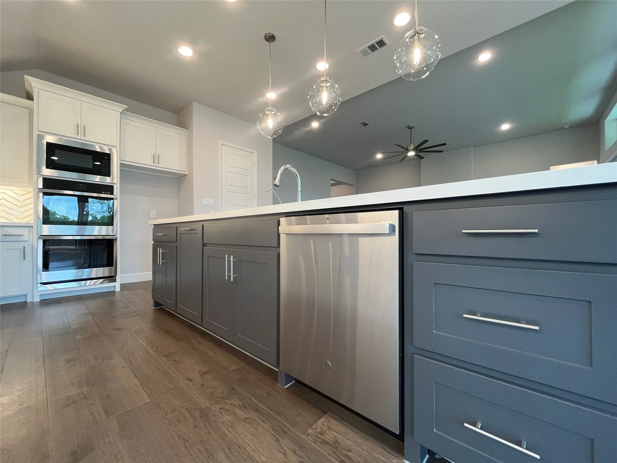 Single Family Residence For Sale in Ellis County , 2834 Midlake Drive, Midlothian, Texas 76065, 4 Bedroom, 4 Bathroom, 3 Garage spaces, 3,363 Sqft, built in 2022, mls#21281318, Real Estate Agent in Midlothian, Homes For Sale in Ellis county, Homes For Sale in Midlothian, Realtor in Midlothian Texas, Real Estate Brokerage Independent Realty Texas, Luminita Cordes Realtor