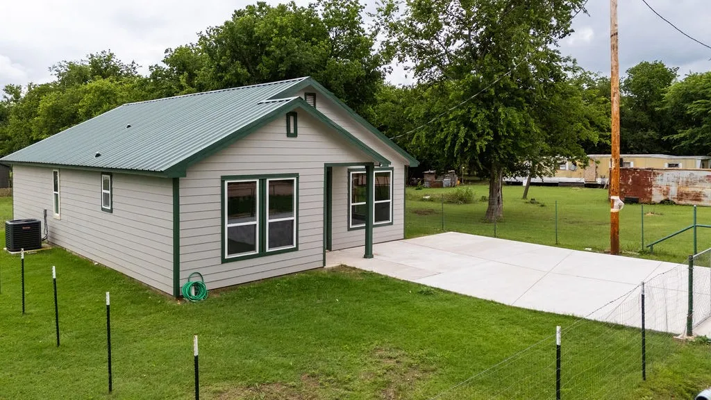Single Family Residence For Sale in Bosque County , 328 E Norway Street, Walnut Springs, Texas 76690, 3 Bedrooms, 2 Bathrooms, Garage spaces, 1,335 Sqft, built in 2024, Price $255,000, mls#21281404, Real Estate Agent in Walnut Springs, Homes For Sale in Bosque county, Homes For Sale in Walnut Springs, Realtor in Walnut Springs Texas, Real Estate Brokerage Independent Realty Texas, Luminita Cordes Realtor