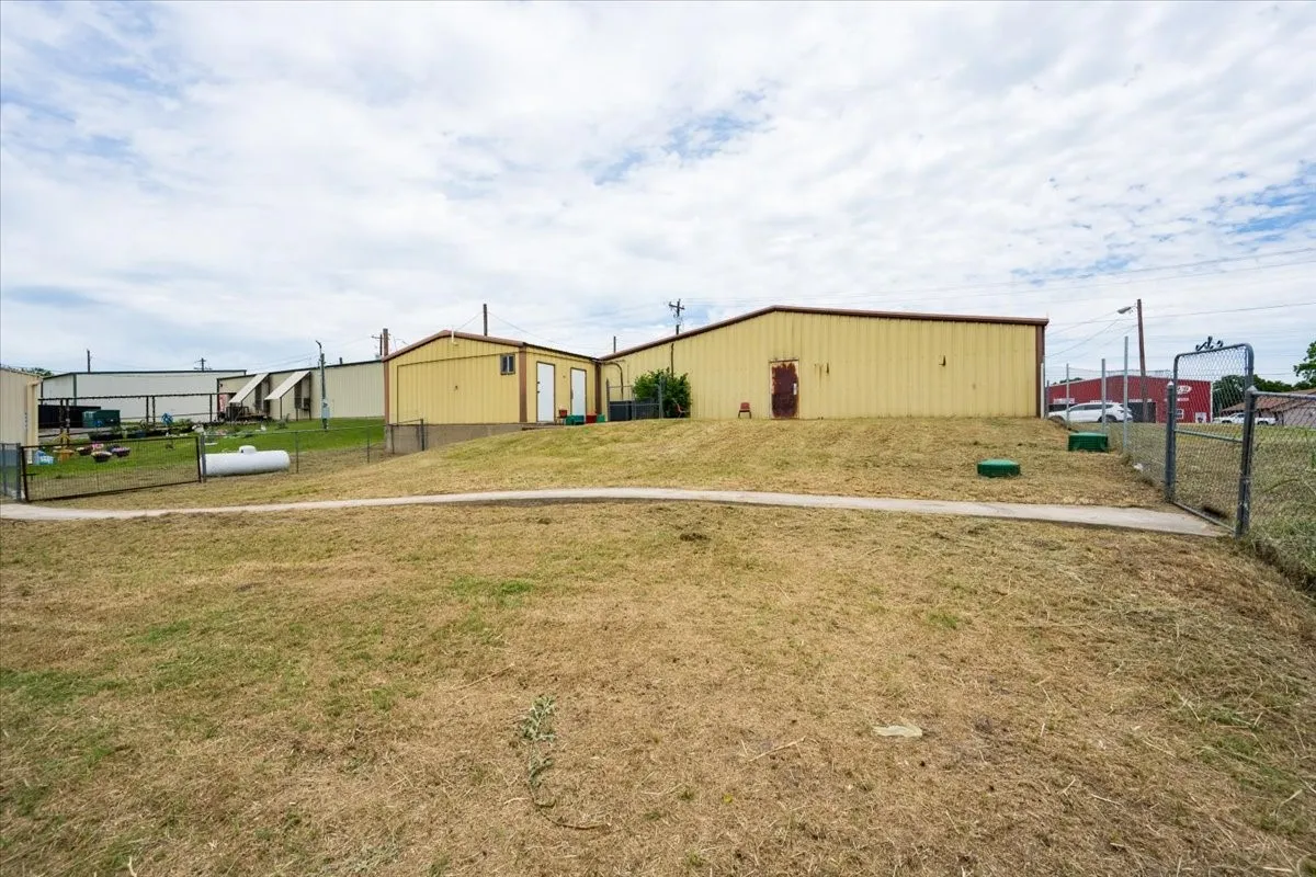 Office For Sale in Tarrant County , 11361 & 11363 FM 730 N, Reno, Texas 76020, 0, 0, Garage spaces, 4,500 Sqft, built in 1986, mls#21276802, Real Estate Agent in Reno, Homes For Sale in Tarrant county, Homes For Sale in Reno, Realtor in Reno Texas, Real Estate Brokerage Independent Realty Texas, Luminita Cordes Realtor
