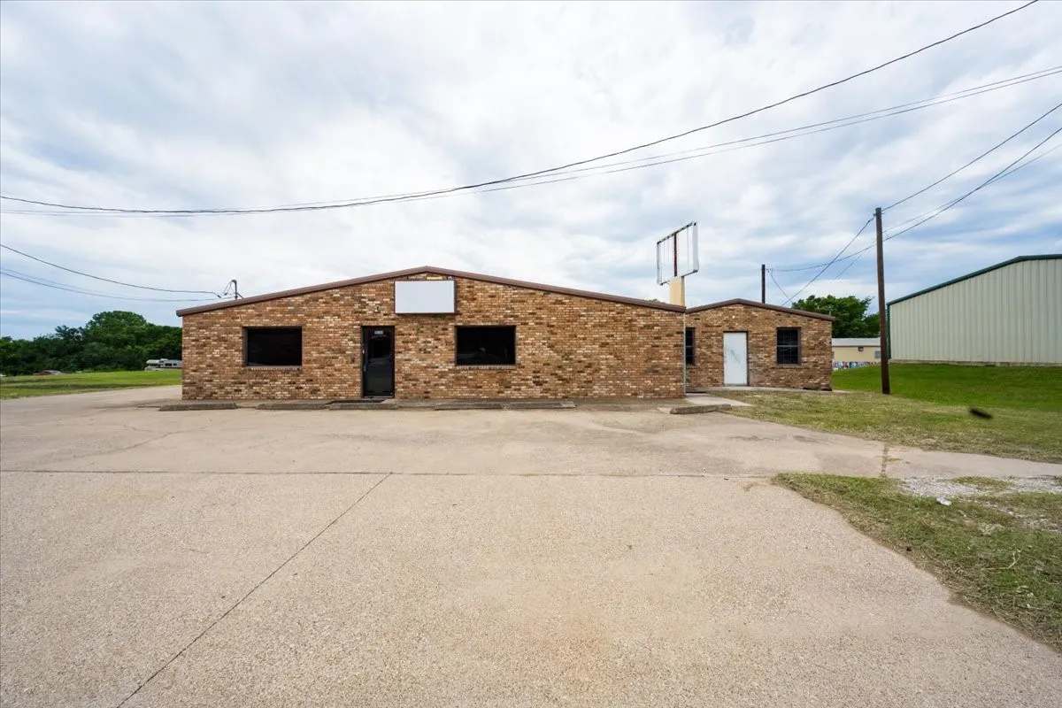 Office For Sale in Tarrant County , 11361 & 11363 FM 730 N, Reno, Texas 76020, 0, 0, Garage spaces, 4,500 Sqft, built in 1986, mls#21276802, Real Estate Agent in Reno, Homes For Sale in Tarrant county, Homes For Sale in Reno, Realtor in Reno Texas, Real Estate Brokerage Independent Realty Texas, Luminita Cordes Realtor