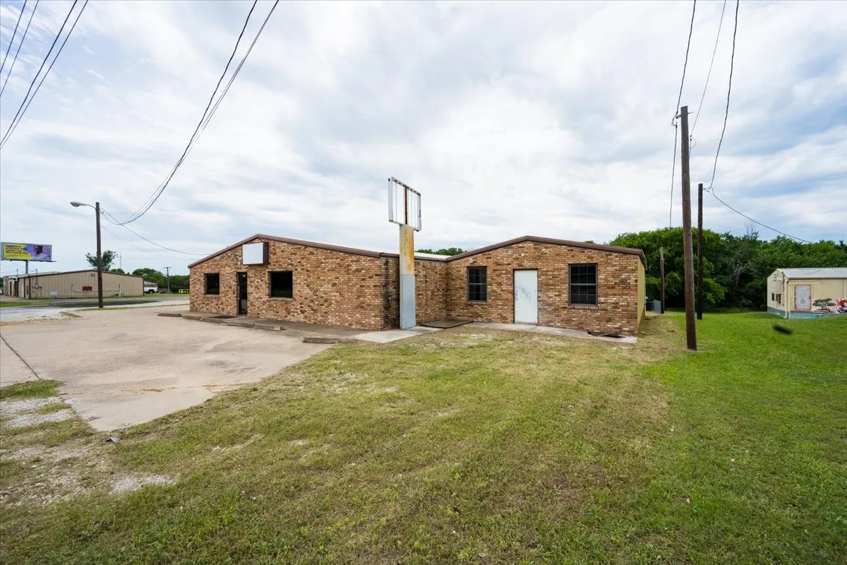 Office For Sale in Tarrant County , 11361 & 11363 FM 730 N, Reno, Texas 76020, 0, 0, Garage spaces, 4,500 Sqft, built in 1986, mls#21276802, Real Estate Agent in Reno, Homes For Sale in Tarrant county, Homes For Sale in Reno, Realtor in Reno Texas, Real Estate Brokerage Independent Realty Texas, Luminita Cordes Realtor