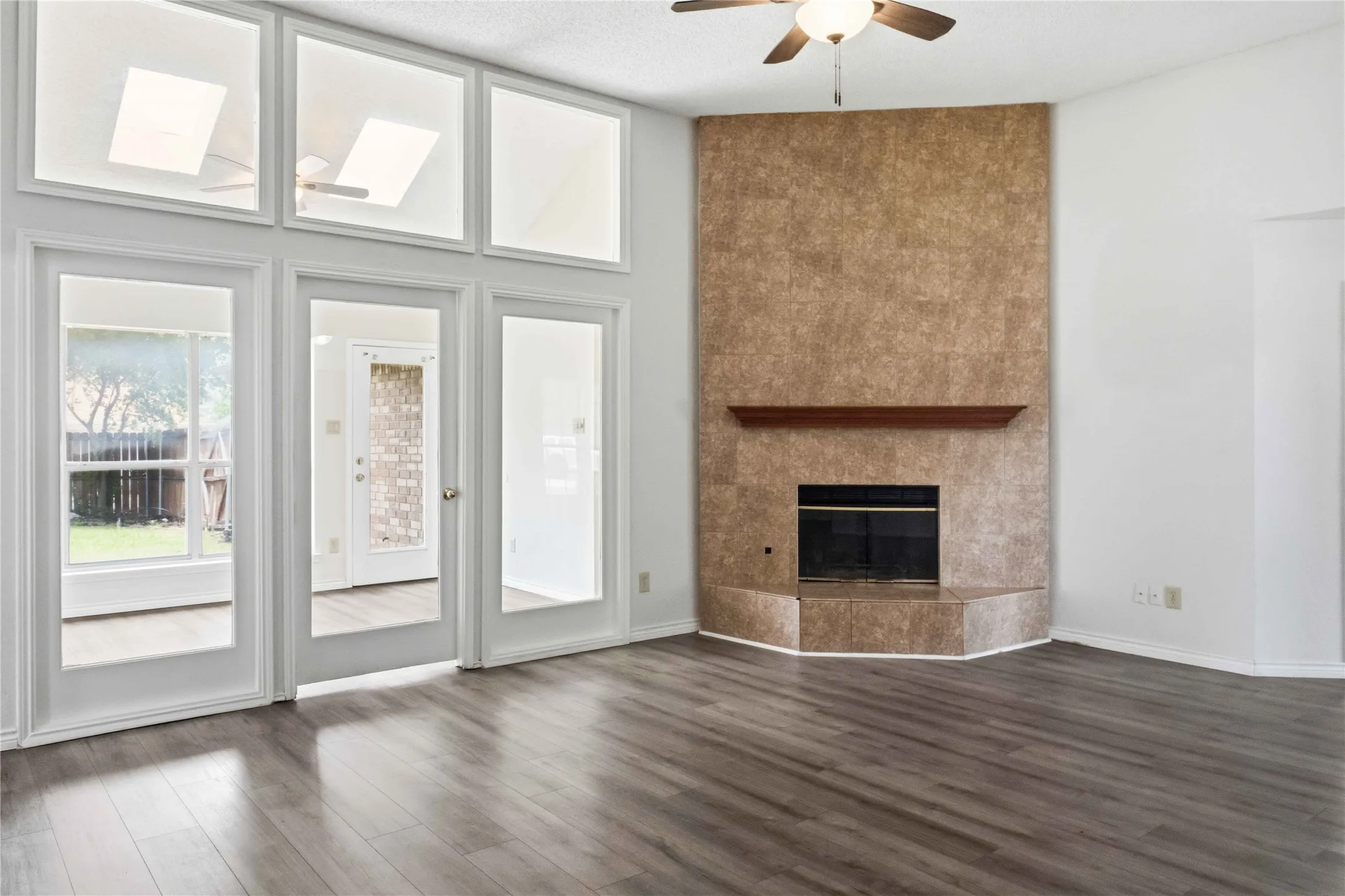 Single Family Residence For Sale in Dallas County , 1403 BAKER, Cedar Hill, Texas 75104, 4 Bedroom, 2 Bathroom, 2 Garage spaces, 1,823 Sqft, built in 1987, mls#21280917, Real Estate Agent in Cedar Hill, Homes For Sale in Dallas county, Homes For Sale in Cedar Hill, Realtor in Cedar Hill Texas, Real Estate Brokerage Independent Realty Texas, Luminita Cordes Realtor