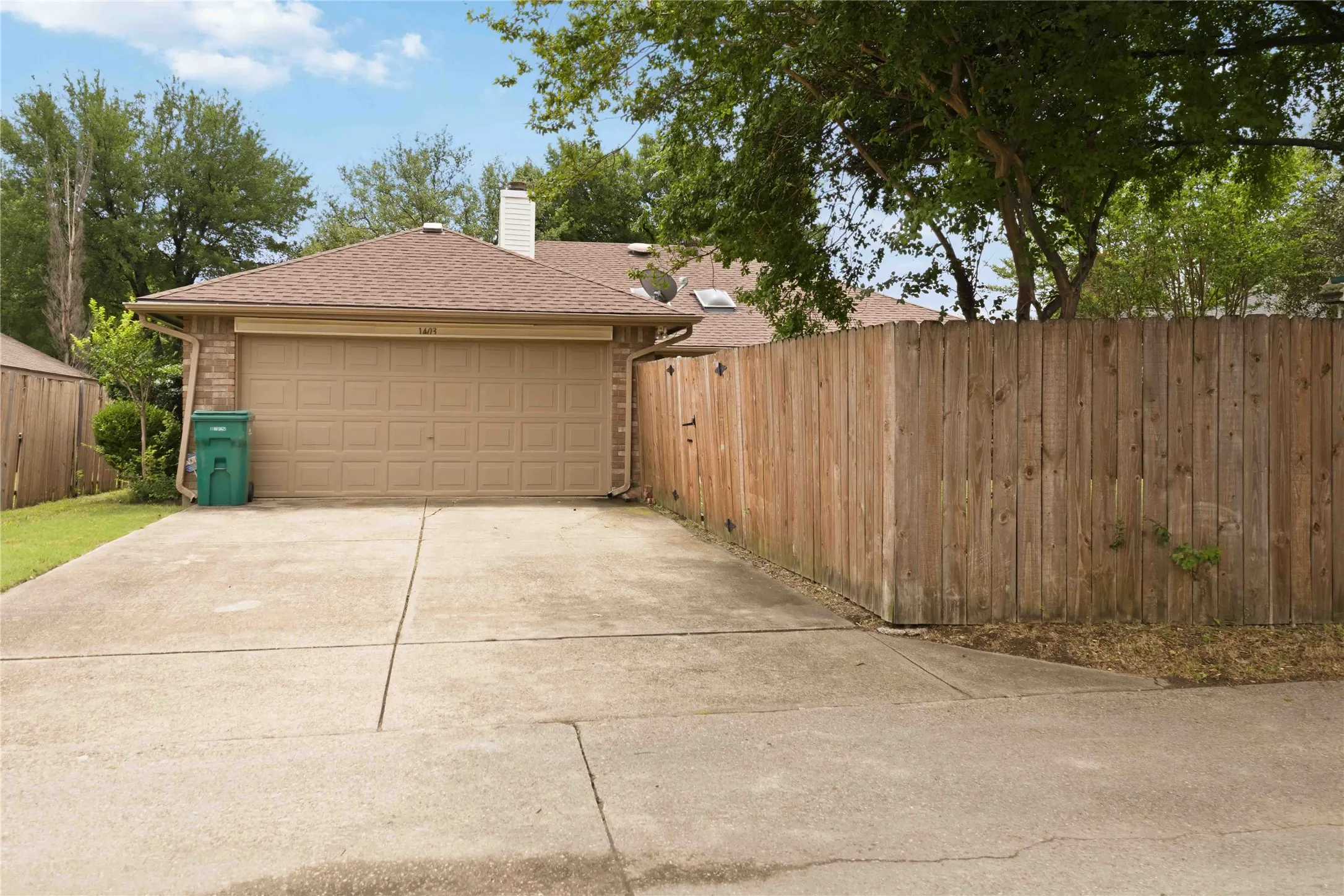 Single Family Residence For Sale in Dallas County , 1403 BAKER, Cedar Hill, Texas 75104, 4 Bedroom, 2 Bathroom, 2 Garage spaces, 1,823 Sqft, built in 1987, mls#21280917, Real Estate Agent in Cedar Hill, Homes For Sale in Dallas county, Homes For Sale in Cedar Hill, Realtor in Cedar Hill Texas, Real Estate Brokerage Independent Realty Texas, Luminita Cordes Realtor