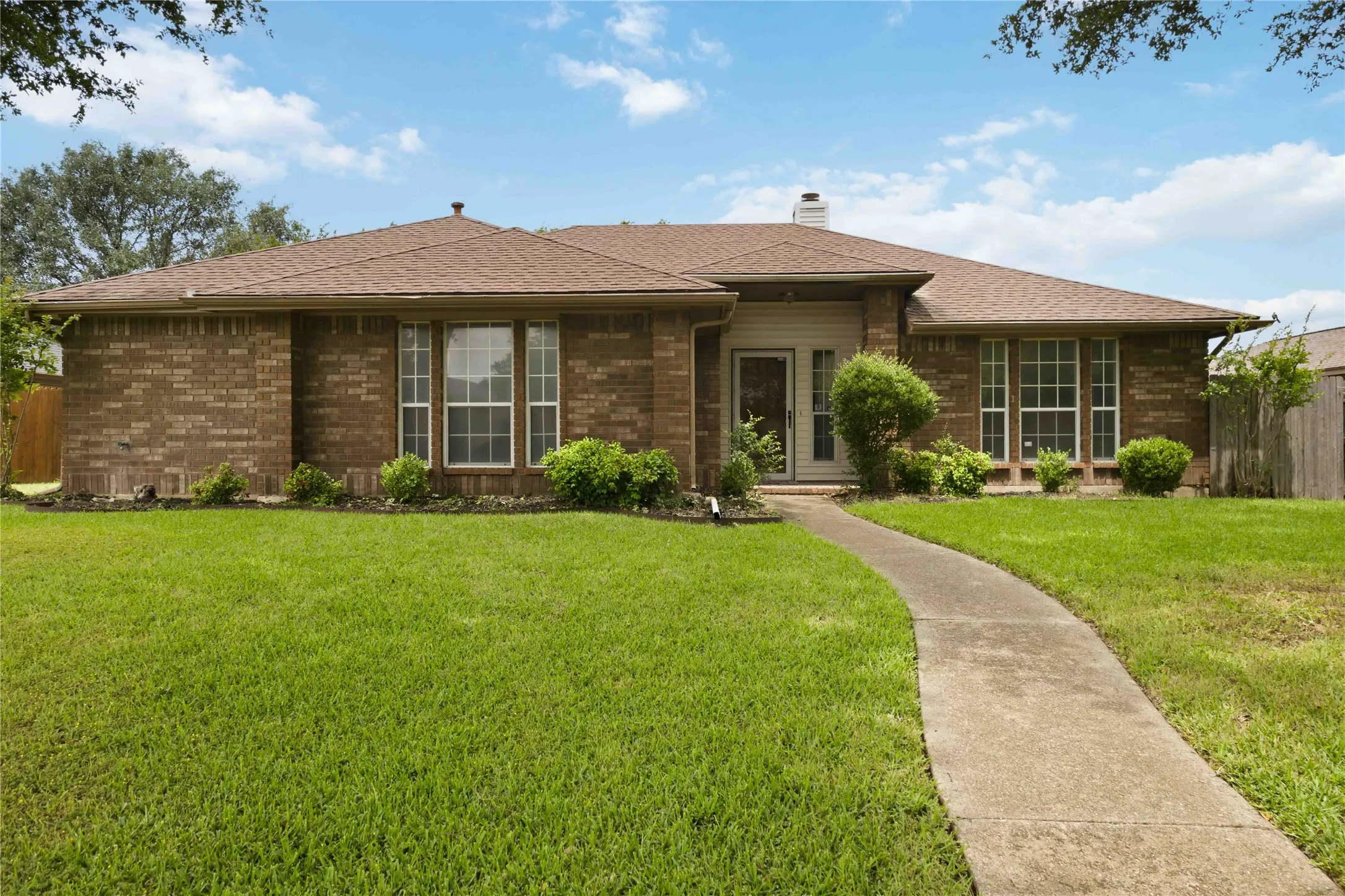 Single Family Residence For Sale in Dallas County , 1403 BAKER, Cedar Hill, Texas 75104, 4 Bedroom, 2 Bathroom, 2 Garage spaces, 1,823 Sqft, built in 1987, mls#21280917, Real Estate Agent in Cedar Hill, Homes For Sale in Dallas county, Homes For Sale in Cedar Hill, Realtor in Cedar Hill Texas, Real Estate Brokerage Independent Realty Texas, Luminita Cordes Realtor