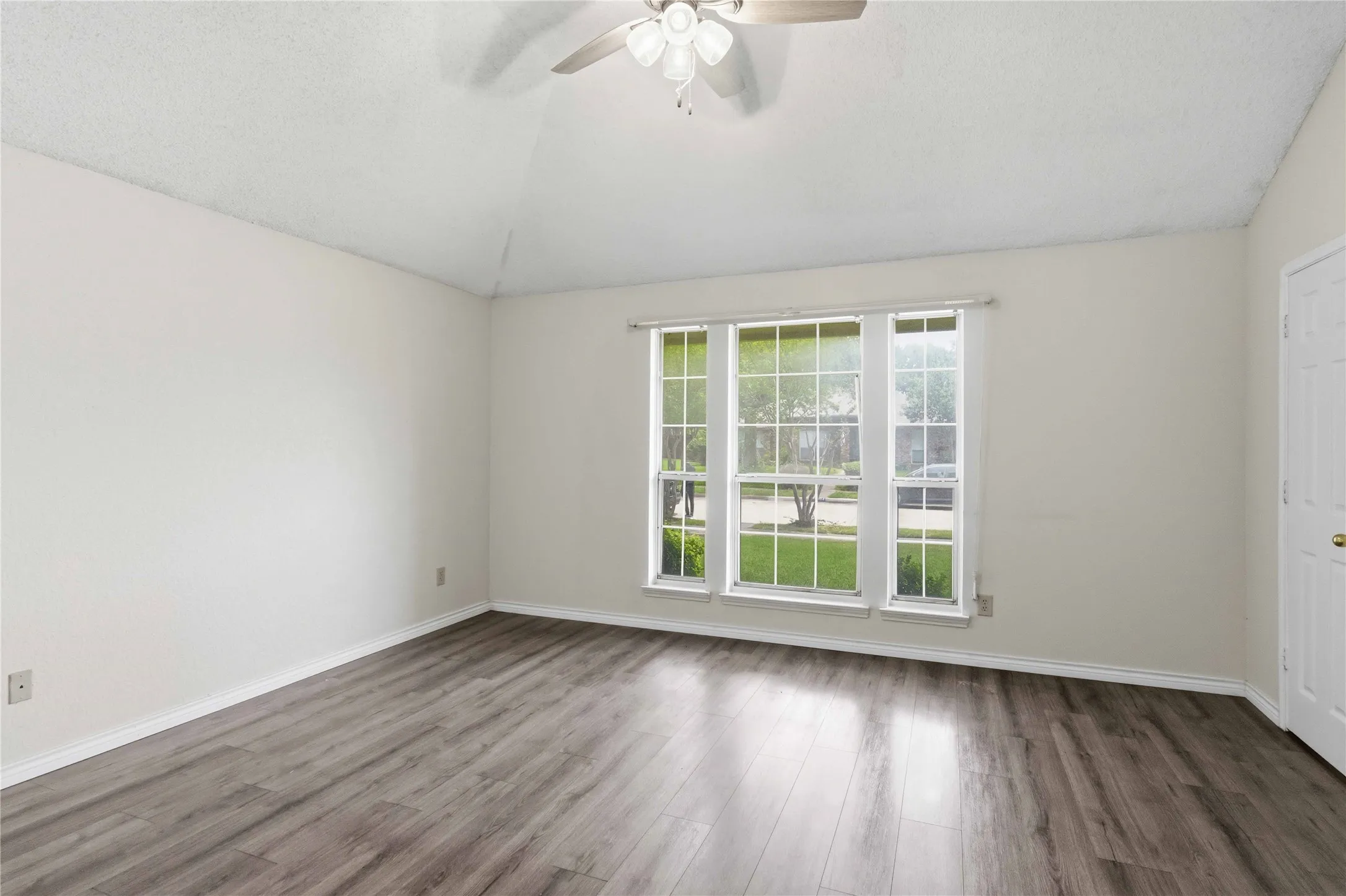 Single Family Residence For Sale in Dallas County , 1403 BAKER, Cedar Hill, Texas 75104, 4 Bedroom, 2 Bathroom, 2 Garage spaces, 1,823 Sqft, built in 1987, mls#21280917, Real Estate Agent in Cedar Hill, Homes For Sale in Dallas county, Homes For Sale in Cedar Hill, Realtor in Cedar Hill Texas, Real Estate Brokerage Independent Realty Texas, Luminita Cordes Realtor