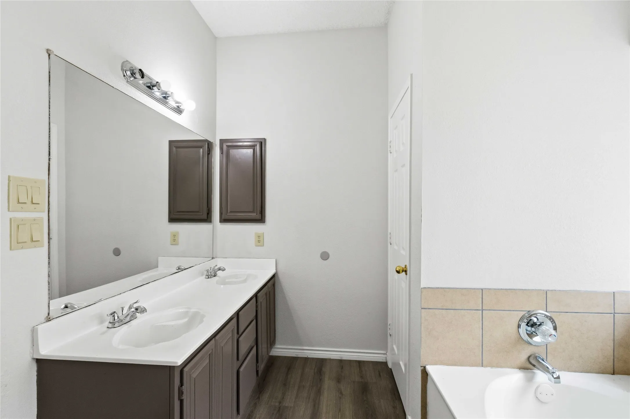 Single Family Residence For Sale in Dallas County , 1403 BAKER, Cedar Hill, Texas 75104, 4 Bedroom, 2 Bathroom, 2 Garage spaces, 1,823 Sqft, built in 1987, mls#21280917, Real Estate Agent in Cedar Hill, Homes For Sale in Dallas county, Homes For Sale in Cedar Hill, Realtor in Cedar Hill Texas, Real Estate Brokerage Independent Realty Texas, Luminita Cordes Realtor