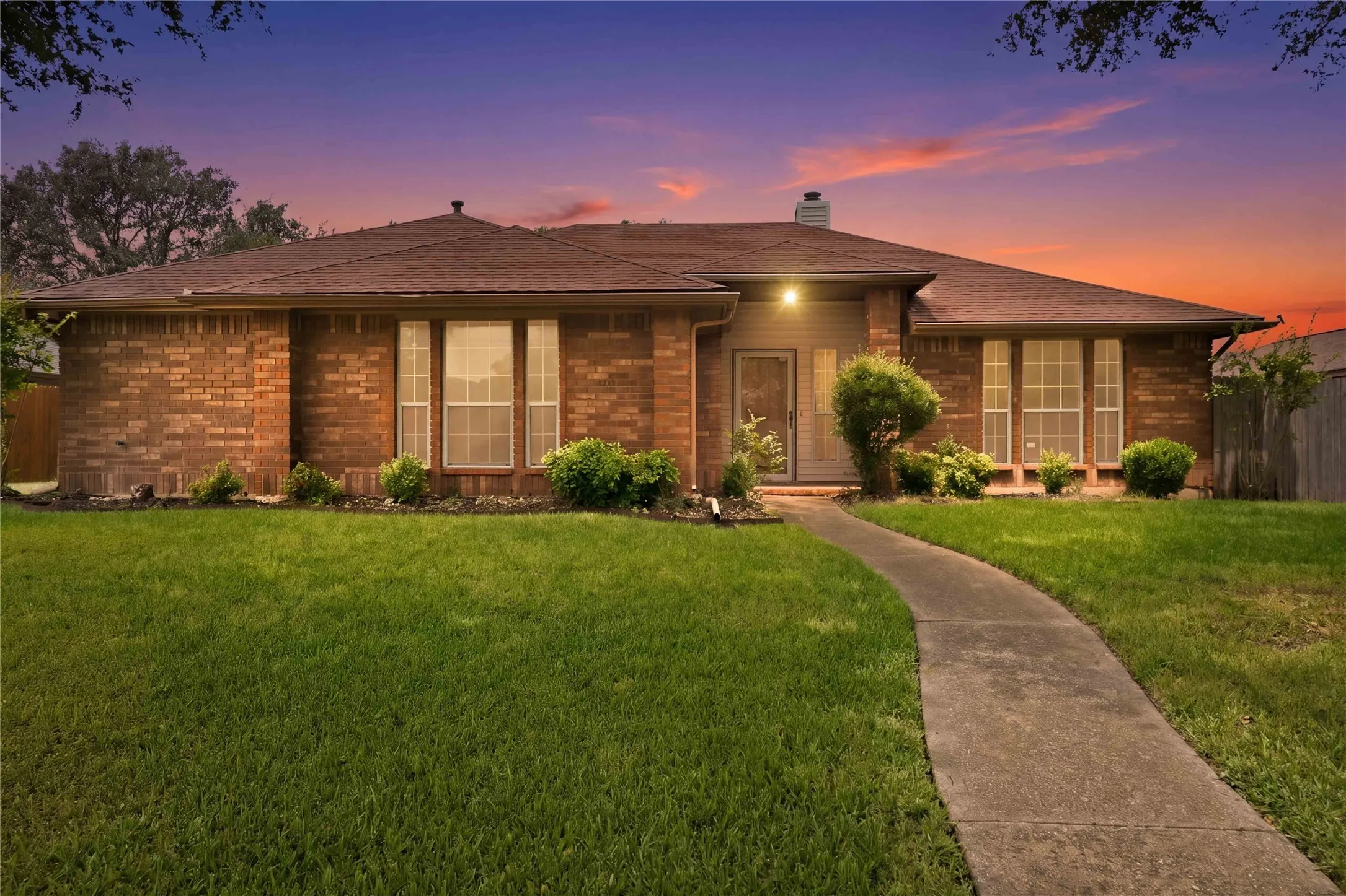 Single Family Residence For Sale in Dallas County , 1403 BAKER, Cedar Hill, Texas 75104, 4 Bedroom, 2 Bathroom, 2 Garage spaces, 1,823 Sqft, built in 1987, mls#21280917, Real Estate Agent in Cedar Hill, Homes For Sale in Dallas county, Homes For Sale in Cedar Hill, Realtor in Cedar Hill Texas, Real Estate Brokerage Independent Realty Texas, Luminita Cordes Realtor