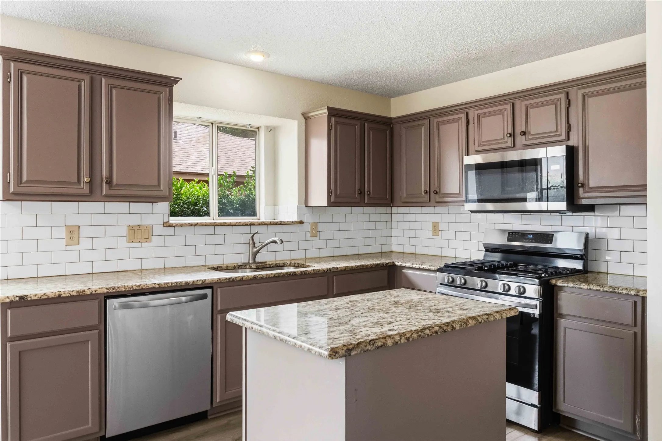 Single Family Residence For Sale in Dallas County , 1403 BAKER, Cedar Hill, Texas 75104, 4 Bedroom, 2 Bathroom, 2 Garage spaces, 1,823 Sqft, built in 1987, mls#21280917, Real Estate Agent in Cedar Hill, Homes For Sale in Dallas county, Homes For Sale in Cedar Hill, Realtor in Cedar Hill Texas, Real Estate Brokerage Independent Realty Texas, Luminita Cordes Realtor