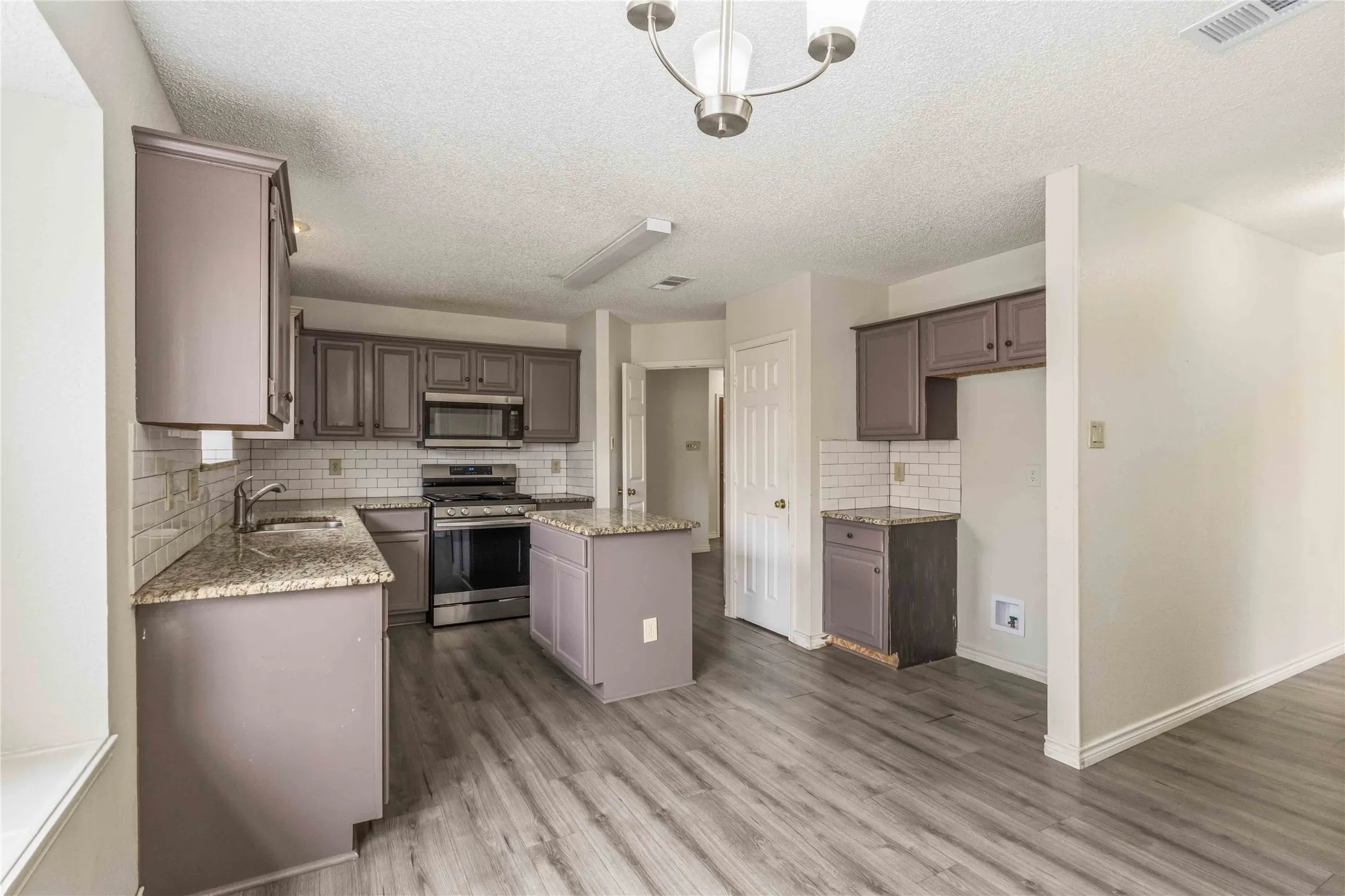 Single Family Residence For Sale in Dallas County , 1403 BAKER, Cedar Hill, Texas 75104, 4 Bedroom, 2 Bathroom, 2 Garage spaces, 1,823 Sqft, built in 1987, mls#21280917, Real Estate Agent in Cedar Hill, Homes For Sale in Dallas county, Homes For Sale in Cedar Hill, Realtor in Cedar Hill Texas, Real Estate Brokerage Independent Realty Texas, Luminita Cordes Realtor