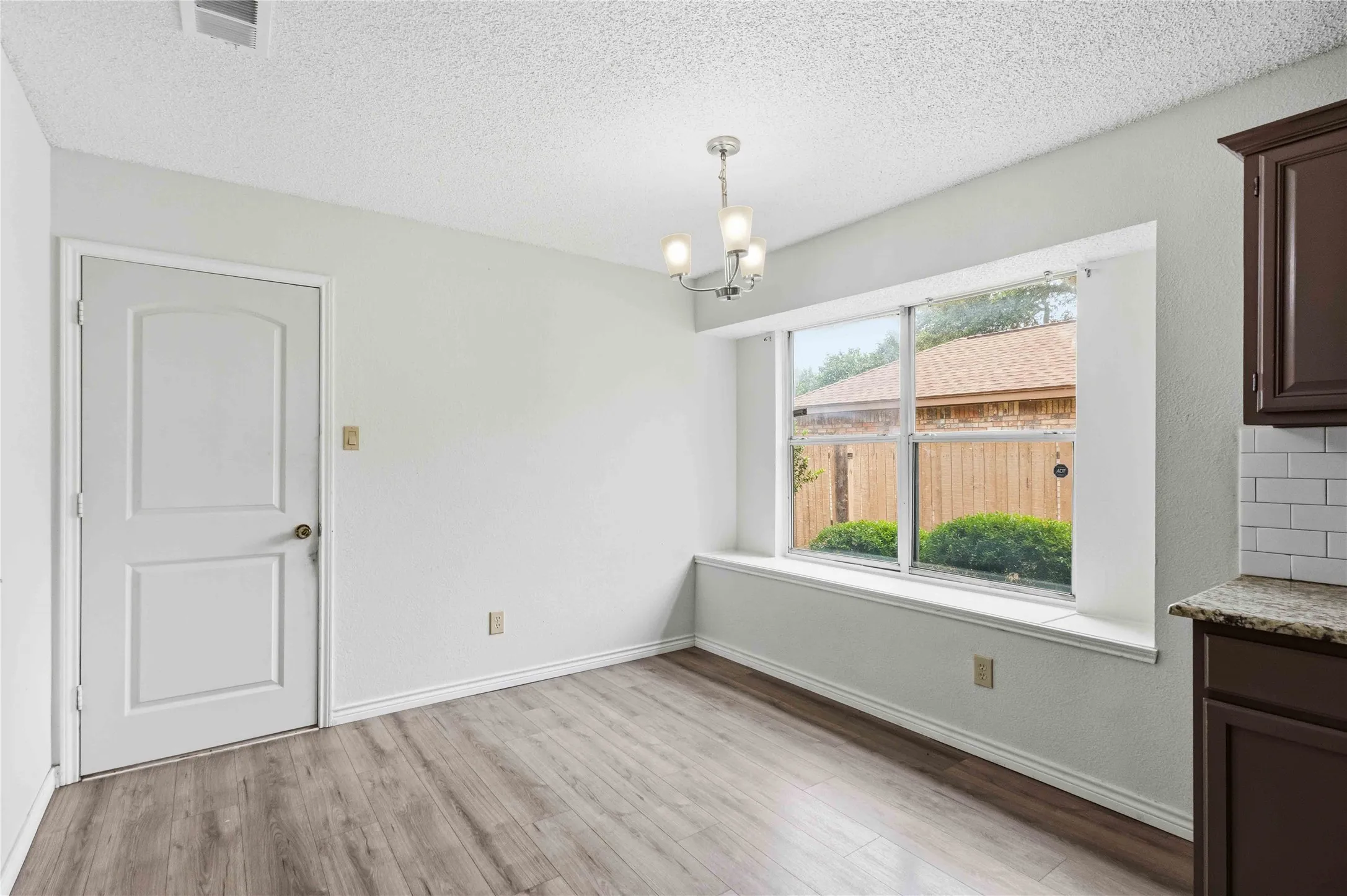 Single Family Residence For Sale in Dallas County , 1403 BAKER, Cedar Hill, Texas 75104, 4 Bedroom, 2 Bathroom, 2 Garage spaces, 1,823 Sqft, built in 1987, mls#21280917, Real Estate Agent in Cedar Hill, Homes For Sale in Dallas county, Homes For Sale in Cedar Hill, Realtor in Cedar Hill Texas, Real Estate Brokerage Independent Realty Texas, Luminita Cordes Realtor