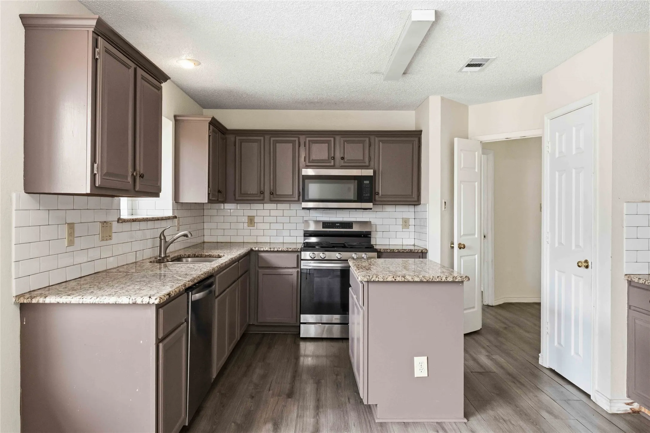 Single Family Residence For Sale in Dallas County , 1403 BAKER, Cedar Hill, Texas 75104, 4 Bedroom, 2 Bathroom, 2 Garage spaces, 1,823 Sqft, built in 1987, mls#21280917, Real Estate Agent in Cedar Hill, Homes For Sale in Dallas county, Homes For Sale in Cedar Hill, Realtor in Cedar Hill Texas, Real Estate Brokerage Independent Realty Texas, Luminita Cordes Realtor