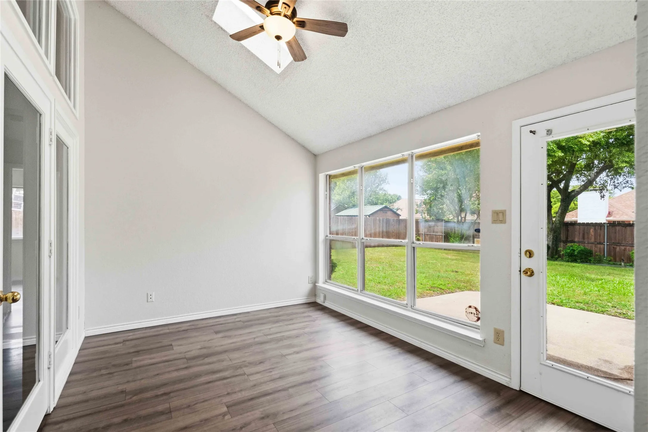 Single Family Residence For Sale in Dallas County , 1403 BAKER, Cedar Hill, Texas 75104, 4 Bedroom, 2 Bathroom, 2 Garage spaces, 1,823 Sqft, built in 1987, mls#21280917, Real Estate Agent in Cedar Hill, Homes For Sale in Dallas county, Homes For Sale in Cedar Hill, Realtor in Cedar Hill Texas, Real Estate Brokerage Independent Realty Texas, Luminita Cordes Realtor