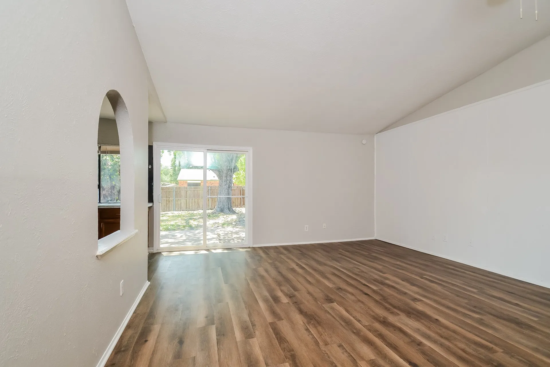 Single Family Residence For Rent in Dallas County , 5702 Magnolia Lane, Rowlett, Texas 75089, 3 Bedroom, 2 Bathroom, 2 Garage spaces, 1,416 Sqft, built in 1976, mls#21281651, Real Estate Agent in Rowlett, Homes For Rent in Dallas county, Homes For Rent in Rowlett, Realtor in Rowlett Texas, Real Estate Brokerage Independent Realty Texas, Luminita Cordes Realtor