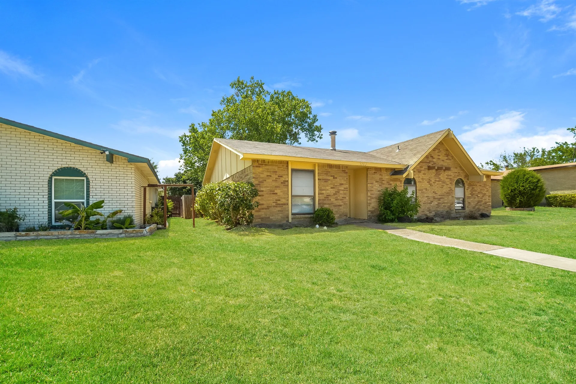 Single Family Residence For Rent in Dallas County , 5702 Magnolia Lane, Rowlett, Texas 75089, 3 Bedroom, 2 Bathroom, 2 Garage spaces, 1,416 Sqft, built in 1976, mls#21281651, Real Estate Agent in Rowlett, Homes For Rent in Dallas county, Homes For Rent in Rowlett, Realtor in Rowlett Texas, Real Estate Brokerage Independent Realty Texas, Luminita Cordes Realtor
