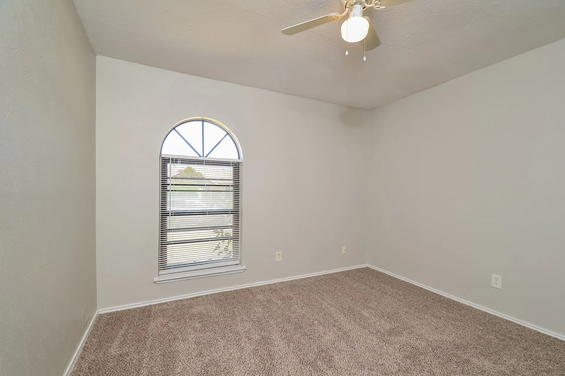 Single Family Residence For Rent in Dallas County , 5702 Magnolia Lane, Rowlett, Texas 75089, 3 Bedroom, 2 Bathroom, 2 Garage spaces, 1,416 Sqft, built in 1976, mls#21281651, Real Estate Agent in Rowlett, Homes For Rent in Dallas county, Homes For Rent in Rowlett, Realtor in Rowlett Texas, Real Estate Brokerage Independent Realty Texas, Luminita Cordes Realtor