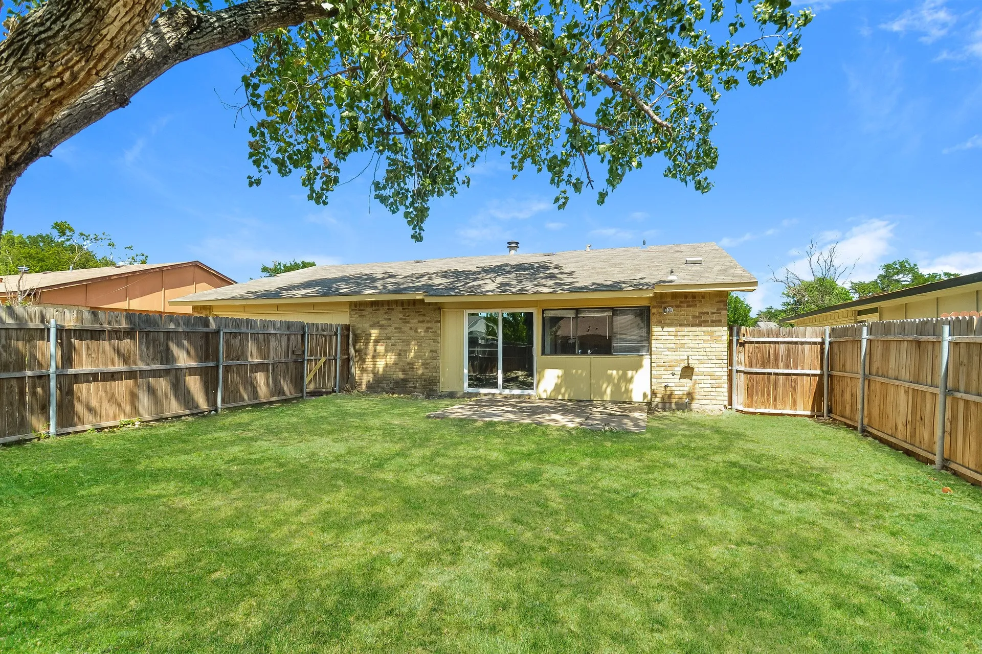 Single Family Residence For Rent in Dallas County , 5702 Magnolia Lane, Rowlett, Texas 75089, 3 Bedroom, 2 Bathroom, 2 Garage spaces, 1,416 Sqft, built in 1976, mls#21281651, Real Estate Agent in Rowlett, Homes For Rent in Dallas county, Homes For Rent in Rowlett, Realtor in Rowlett Texas, Real Estate Brokerage Independent Realty Texas, Luminita Cordes Realtor