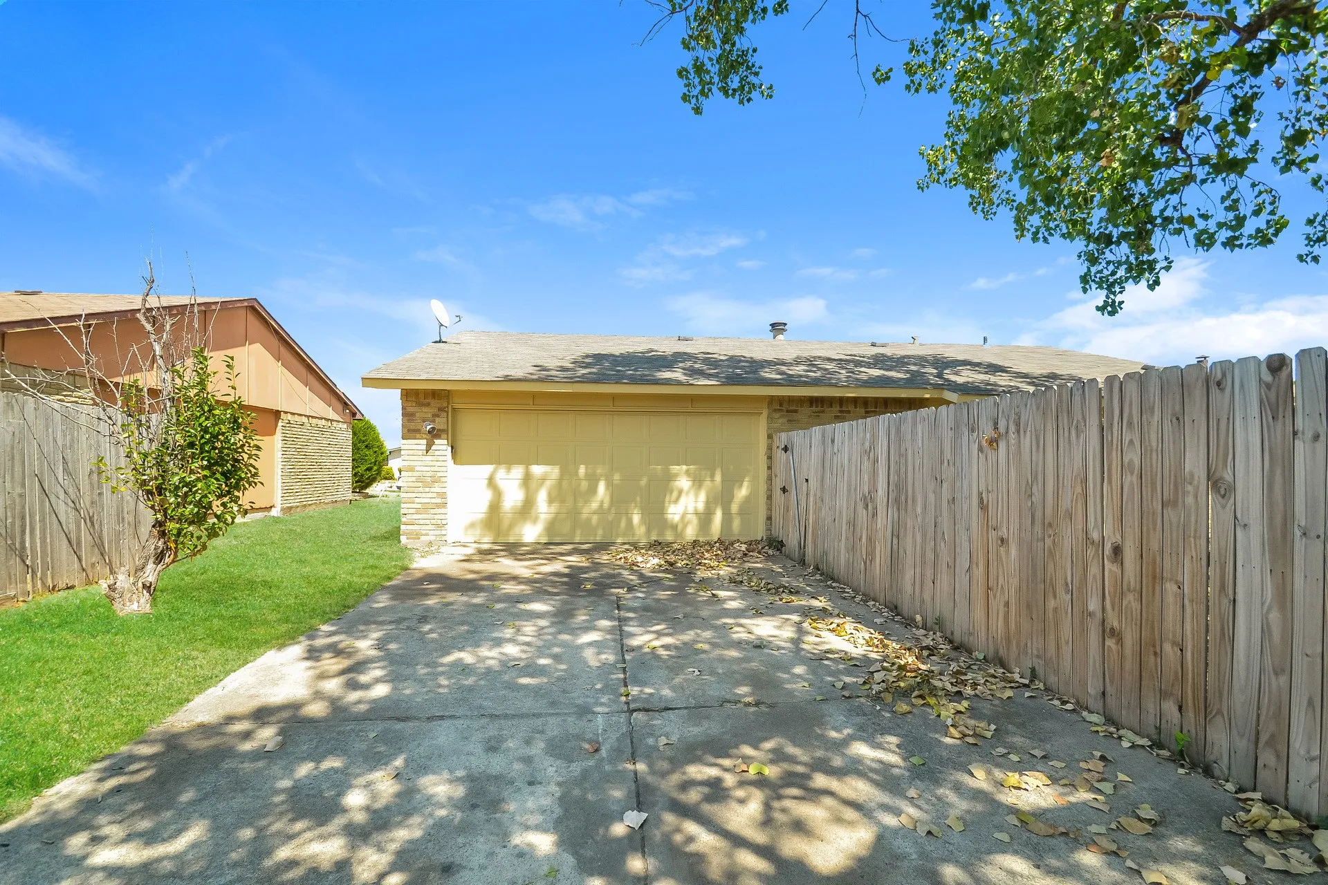 Single Family Residence For Rent in Dallas County , 5702 Magnolia Lane, Rowlett, Texas 75089, 3 Bedroom, 2 Bathroom, 2 Garage spaces, 1,416 Sqft, built in 1976, mls#21281651, Real Estate Agent in Rowlett, Homes For Rent in Dallas county, Homes For Rent in Rowlett, Realtor in Rowlett Texas, Real Estate Brokerage Independent Realty Texas, Luminita Cordes Realtor