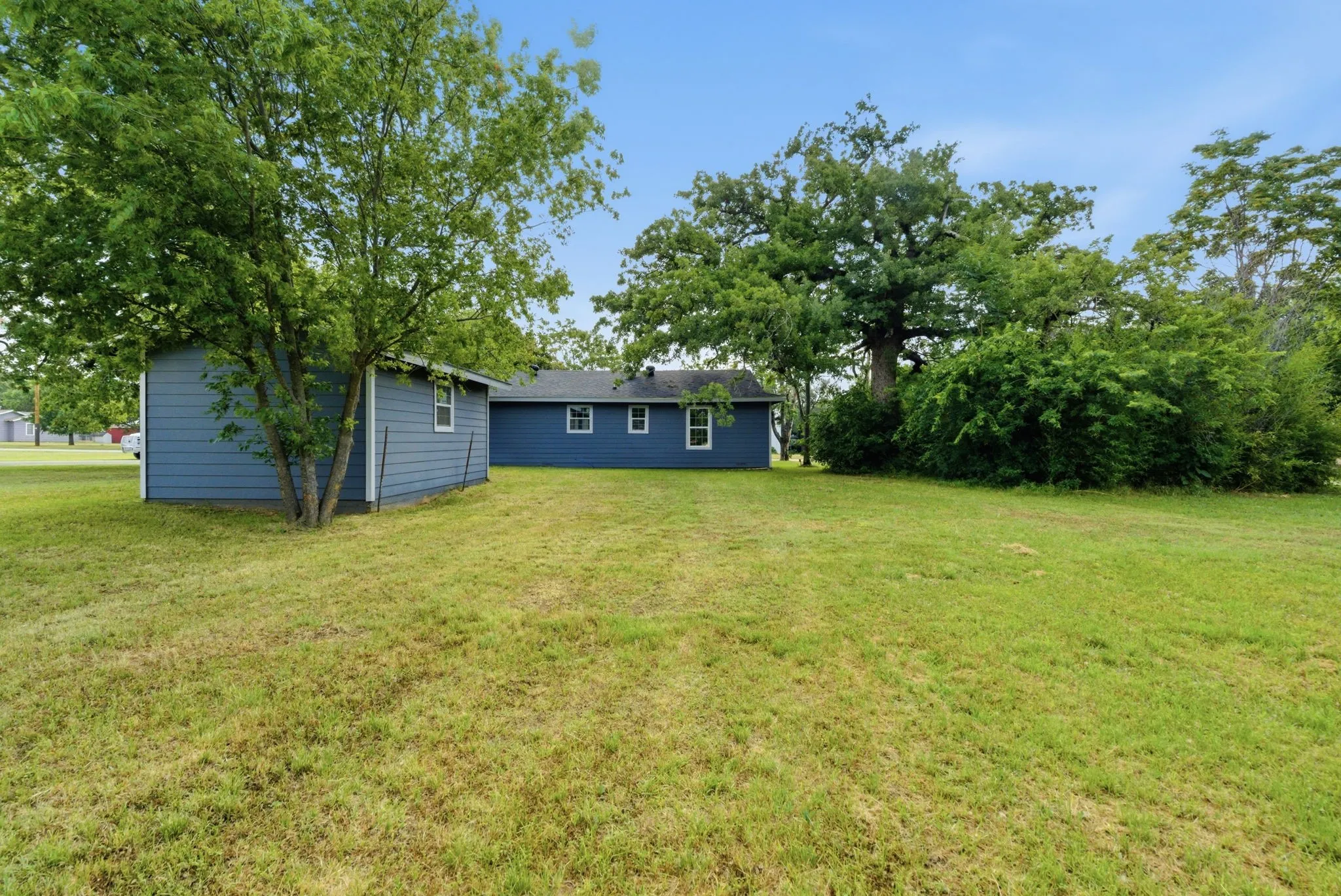 Single Family Residence For Sale in Hood County , 203 N Kickapoo Street, Lipan, Texas 76462, 2 Bedroom, 1 Bathroom, Garage spaces, 1,424 Sqft, built in 1948, mls#21274864, Real Estate Agent in Lipan, Homes For Sale in Hood county, Homes For Sale in Lipan, Realtor in Lipan Texas, Real Estate Brokerage Independent Realty Texas, Luminita Cordes Realtor