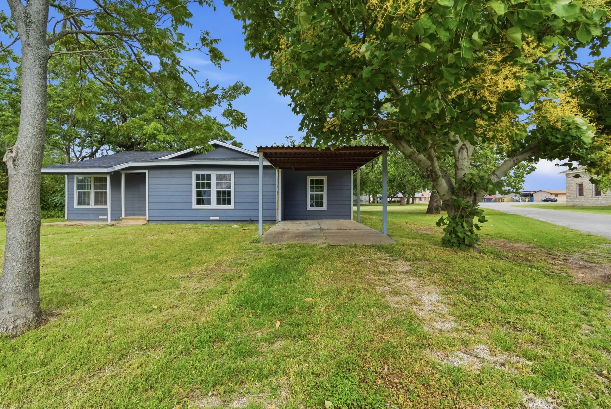 Single Family Residence For Sale in Hood County , 203 N Kickapoo Street, Lipan, Texas 76462, 2 Bedroom, 1 Bathroom, Garage spaces, 1,424 Sqft, built in 1948, mls#21274864, Real Estate Agent in Lipan, Homes For Sale in Hood county, Homes For Sale in Lipan, Realtor in Lipan Texas, Real Estate Brokerage Independent Realty Texas, Luminita Cordes Realtor