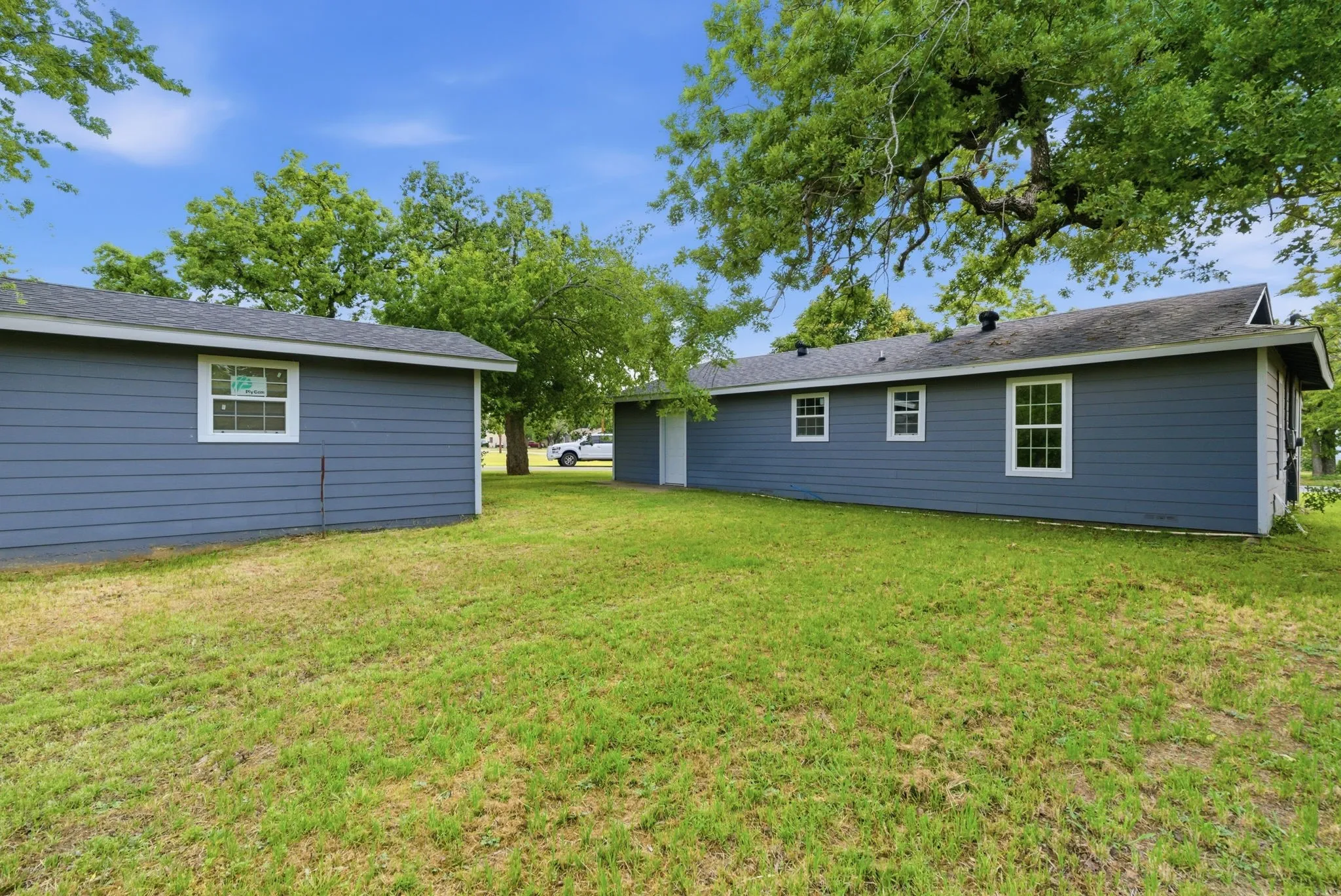 Single Family Residence For Sale in Hood County , 203 N Kickapoo Street, Lipan, Texas 76462, 2 Bedroom, 1 Bathroom, Garage spaces, 1,424 Sqft, built in 1948, mls#21274864, Real Estate Agent in Lipan, Homes For Sale in Hood county, Homes For Sale in Lipan, Realtor in Lipan Texas, Real Estate Brokerage Independent Realty Texas, Luminita Cordes Realtor