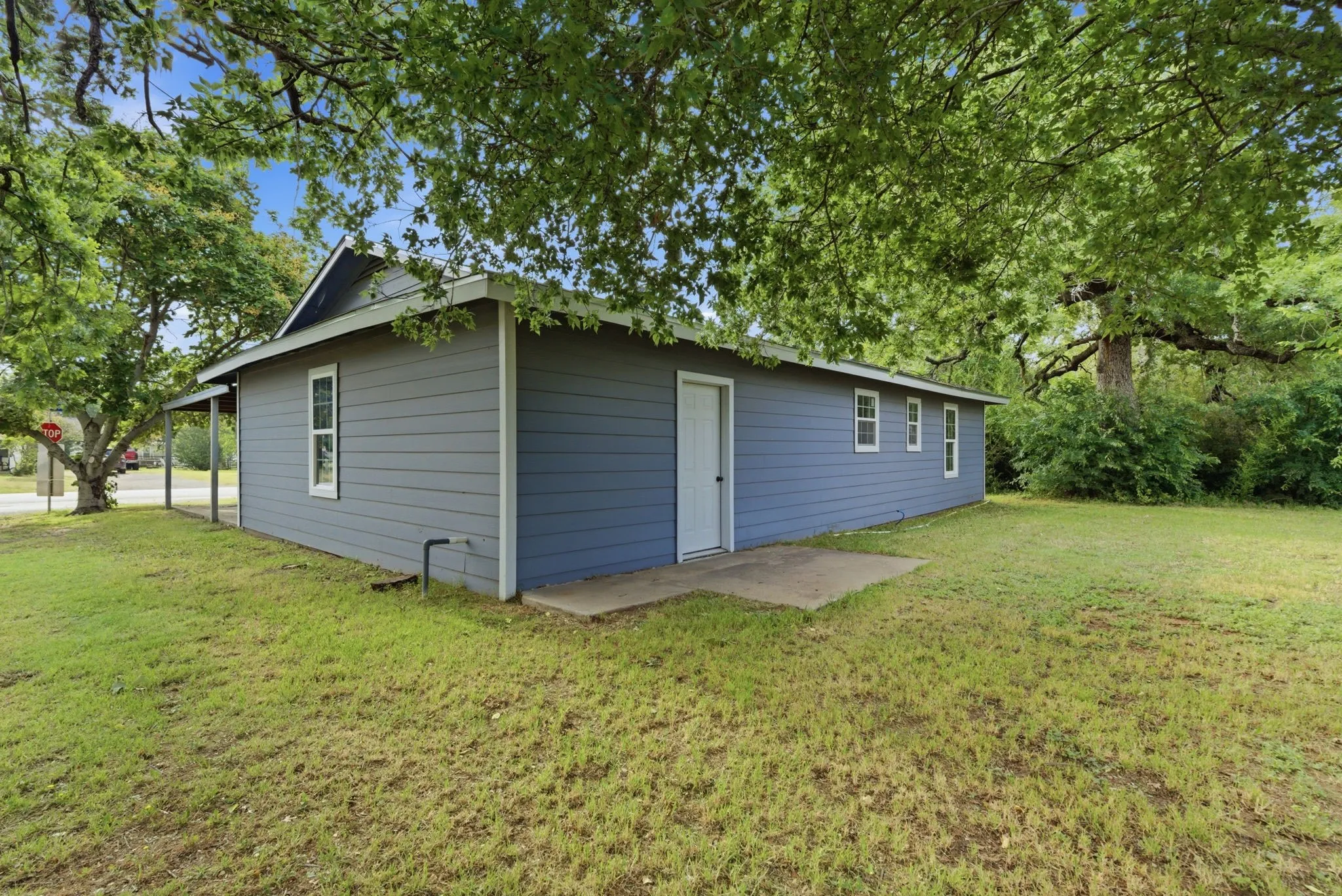 Single Family Residence For Sale in Hood County , 203 N Kickapoo Street, Lipan, Texas 76462, 2 Bedroom, 1 Bathroom, Garage spaces, 1,424 Sqft, built in 1948, mls#21274864, Real Estate Agent in Lipan, Homes For Sale in Hood county, Homes For Sale in Lipan, Realtor in Lipan Texas, Real Estate Brokerage Independent Realty Texas, Luminita Cordes Realtor