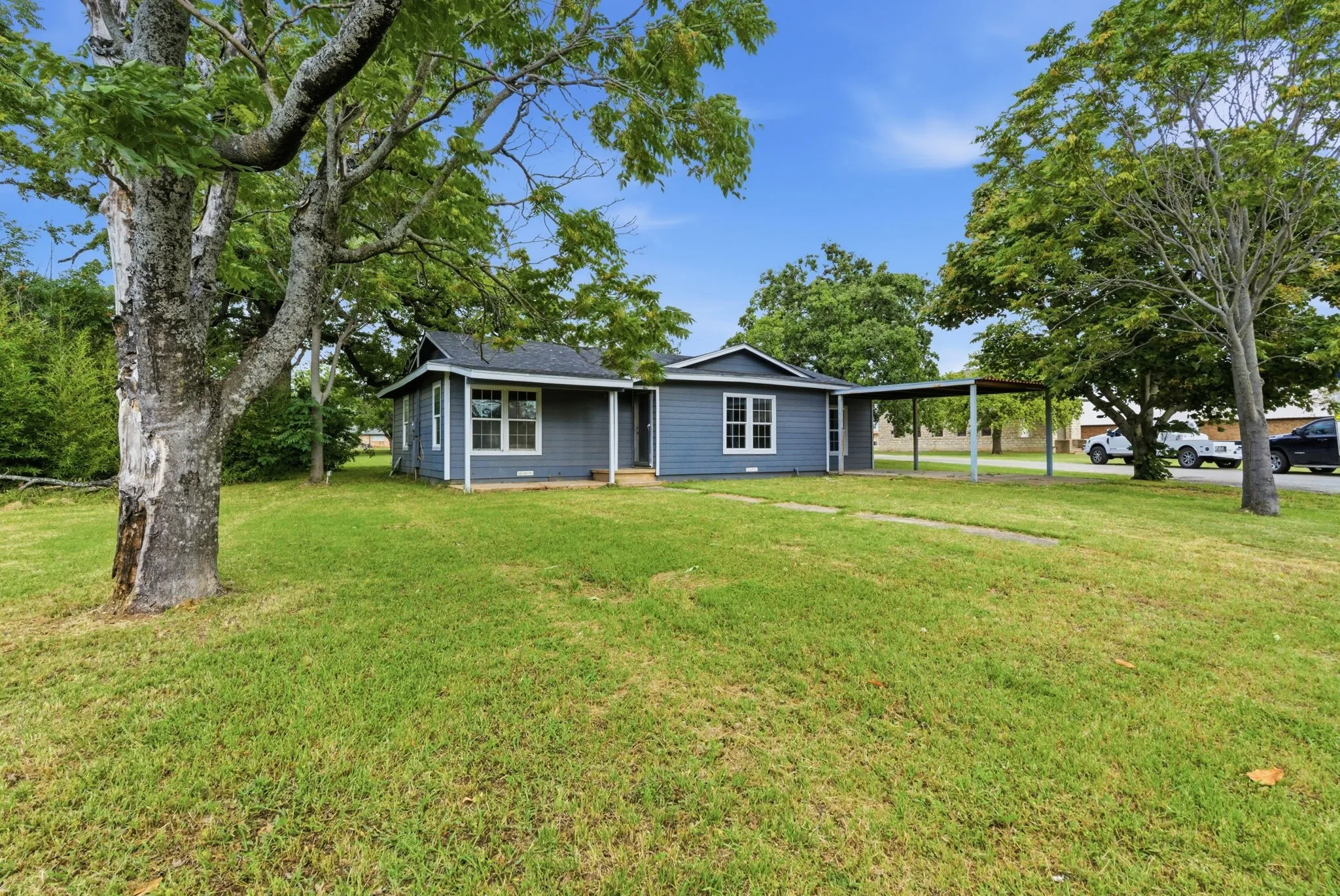Single Family Residence For Sale in Hood County , 203 N Kickapoo Street, Lipan, Texas 76462, 2 Bedroom, 1 Bathroom, Garage spaces, 1,424 Sqft, built in 1948, mls#21274864, Real Estate Agent in Lipan, Homes For Sale in Hood county, Homes For Sale in Lipan, Realtor in Lipan Texas, Real Estate Brokerage Independent Realty Texas, Luminita Cordes Realtor
