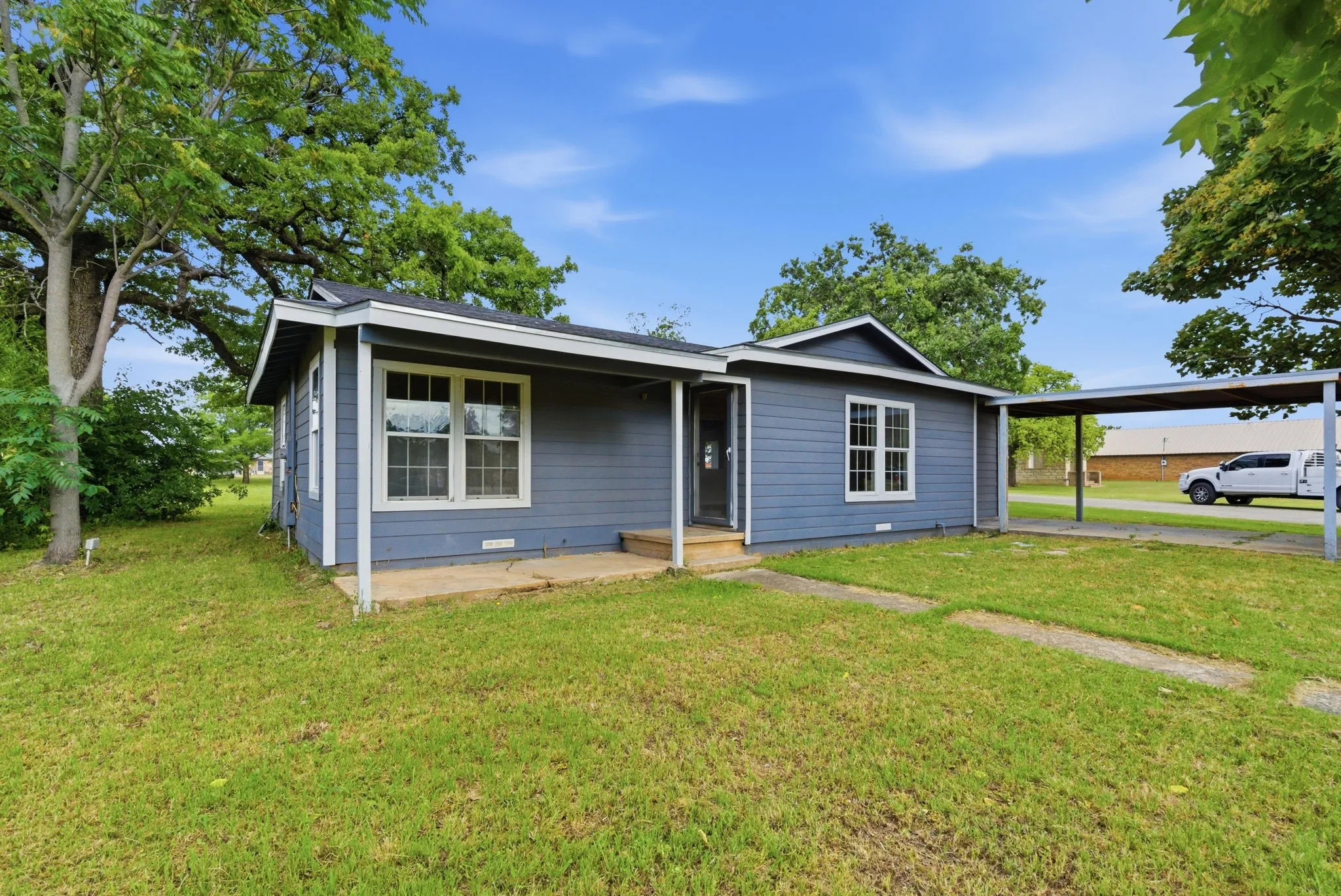 Single Family Residence For Sale in Hood County , 203 N Kickapoo Street, Lipan, Texas 76462, 2 Bedroom, 1 Bathroom, Garage spaces, 1,424 Sqft, built in 1948, mls#21274864, Real Estate Agent in Lipan, Homes For Sale in Hood county, Homes For Sale in Lipan, Realtor in Lipan Texas, Real Estate Brokerage Independent Realty Texas, Luminita Cordes Realtor