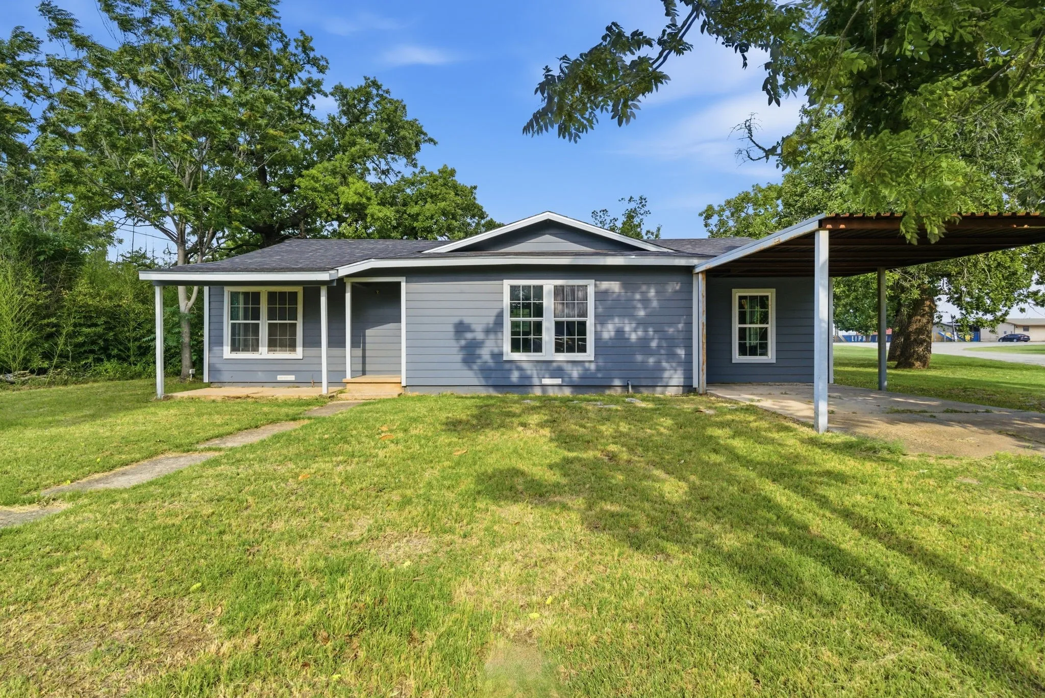 Single Family Residence For Sale in Hood County , 203 N Kickapoo Street, Lipan, Texas 76462, 2 Bedroom, 1 Bathroom, Garage spaces, 1,424 Sqft, built in 1948, mls#21274864, Real Estate Agent in Lipan, Homes For Sale in Hood county, Homes For Sale in Lipan, Realtor in Lipan Texas, Real Estate Brokerage Independent Realty Texas, Luminita Cordes Realtor