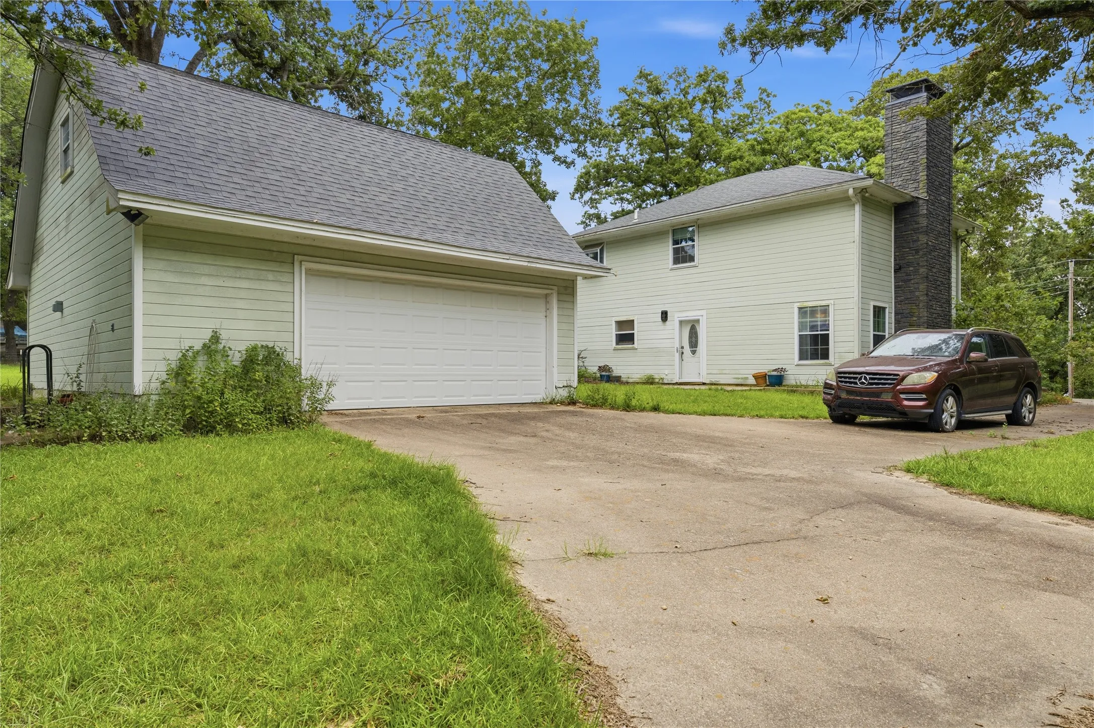 Single Family Residence For Sale in Henderson County , 2746 Hopson Drive, Athens, Texas 75752, 3 Bedroom, 2 Bathroom, 2 Garage spaces, 2,352 Sqft, built in 1987, mls#21281666, Real Estate Agent in Athens, Homes For Sale in Henderson county, Homes For Sale in Athens, Realtor in Athens Texas, Real Estate Brokerage Independent Realty Texas, Luminita Cordes Realtor