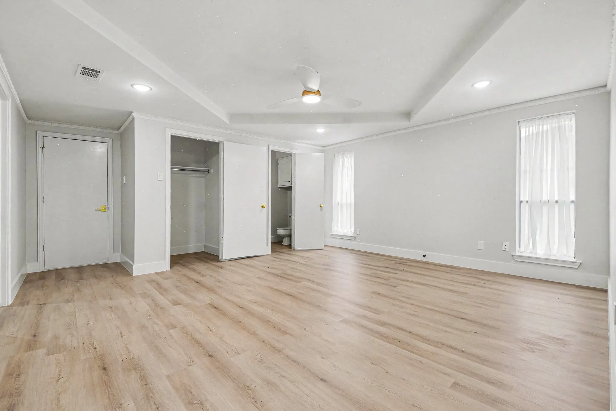 Single Family Residence For Sale in Dallas County , 1702 Surrey Court, Garland, Texas 75043, 3 Bedroom, 2 Bathroom, 2 Garage spaces, 2,279 Sqft, built in 1977, mls#21281686, Real Estate Agent in Garland, Homes For Sale in Dallas county, Homes For Sale in Garland, Realtor in Garland Texas, Real Estate Brokerage Independent Realty Texas, Luminita Cordes Realtor