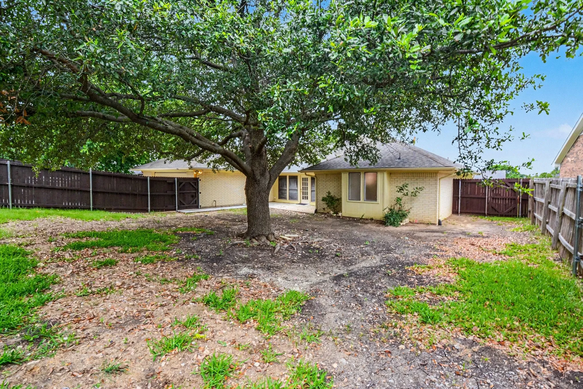 Single Family Residence For Sale in Dallas County , 1702 Surrey Court, Garland, Texas 75043, 3 Bedroom, 2 Bathroom, 2 Garage spaces, 2,279 Sqft, built in 1977, mls#21281686, Real Estate Agent in Garland, Homes For Sale in Dallas county, Homes For Sale in Garland, Realtor in Garland Texas, Real Estate Brokerage Independent Realty Texas, Luminita Cordes Realtor