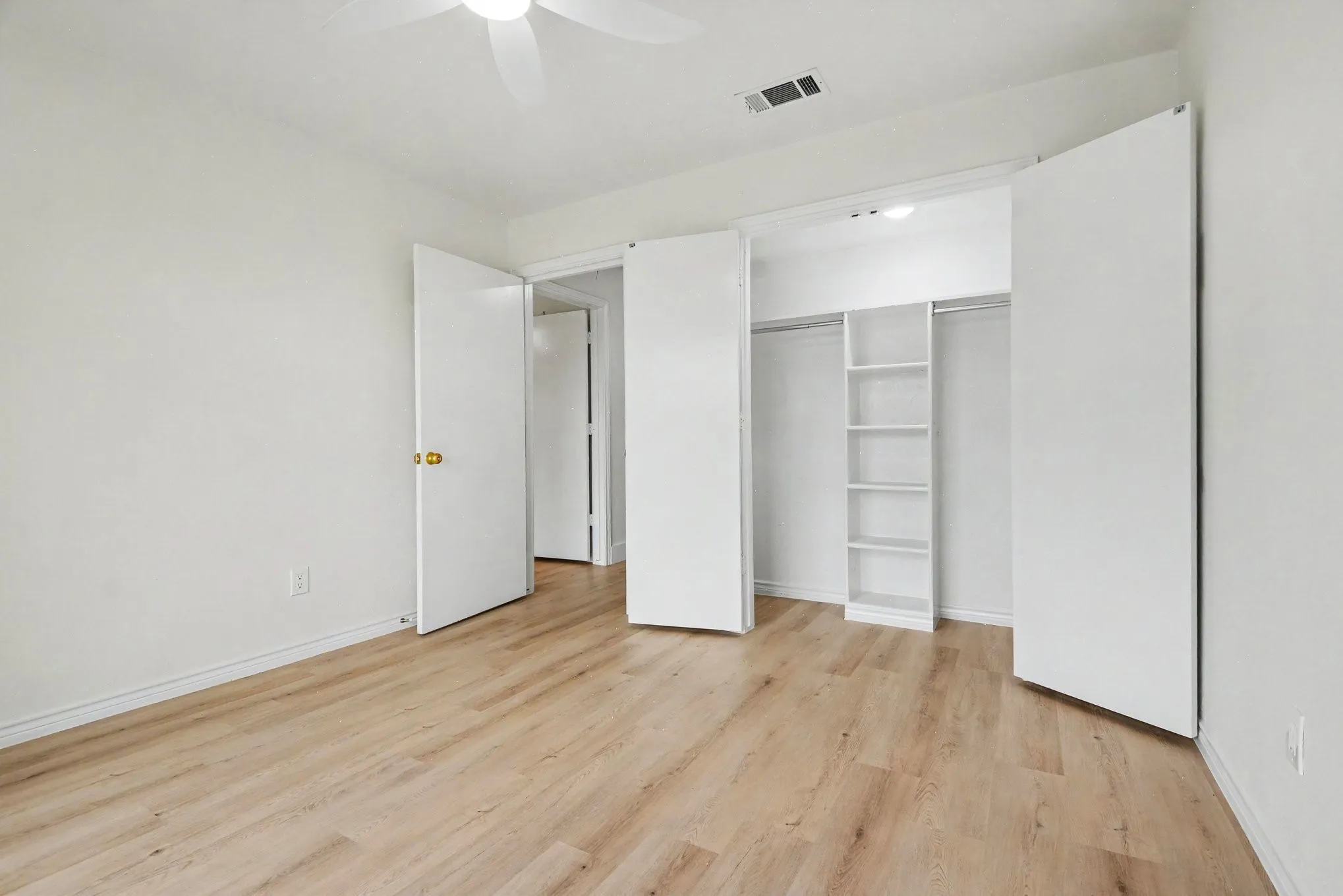 Single Family Residence For Sale in Dallas County , 1702 Surrey Court, Garland, Texas 75043, 3 Bedroom, 2 Bathroom, 2 Garage spaces, 2,279 Sqft, built in 1977, mls#21281686, Real Estate Agent in Garland, Homes For Sale in Dallas county, Homes For Sale in Garland, Realtor in Garland Texas, Real Estate Brokerage Independent Realty Texas, Luminita Cordes Realtor
