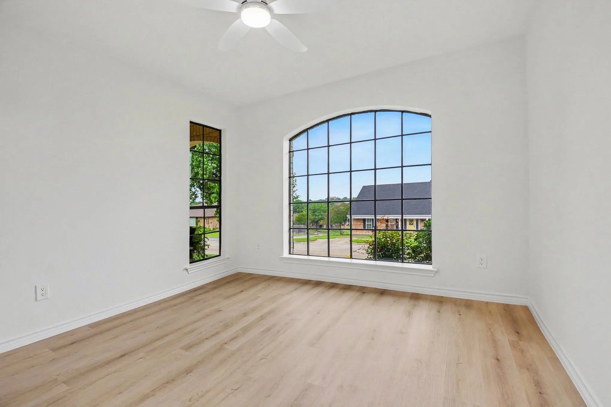 Single Family Residence For Sale in Dallas County , 1702 Surrey Court, Garland, Texas 75043, 3 Bedroom, 2 Bathroom, 2 Garage spaces, 2,279 Sqft, built in 1977, mls#21281686, Real Estate Agent in Garland, Homes For Sale in Dallas county, Homes For Sale in Garland, Realtor in Garland Texas, Real Estate Brokerage Independent Realty Texas, Luminita Cordes Realtor