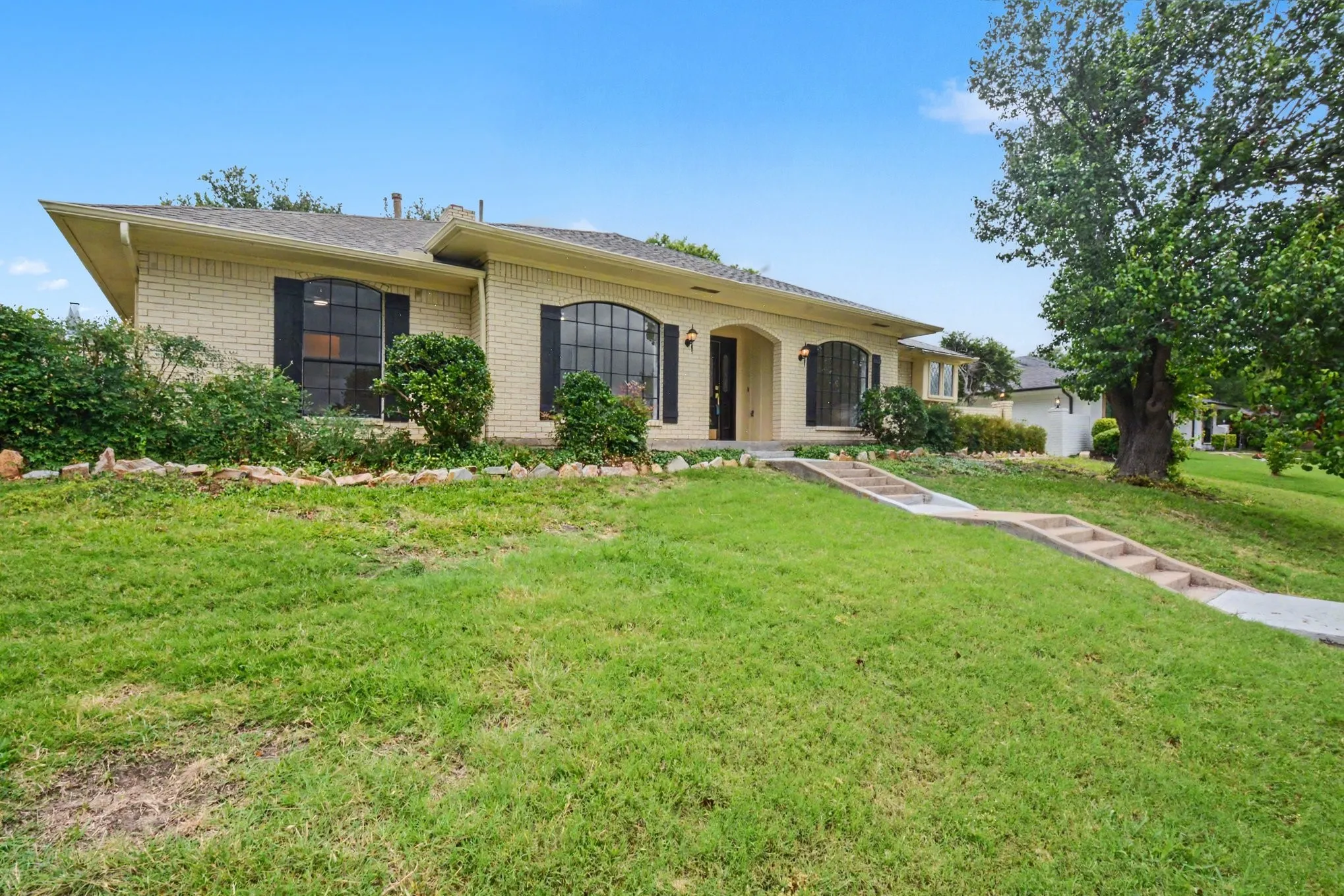 Single Family Residence For Sale in Dallas County , 1702 Surrey Court, Garland, Texas 75043, 3 Bedroom, 2 Bathroom, 2 Garage spaces, 2,279 Sqft, built in 1977, mls#21281686, Real Estate Agent in Garland, Homes For Sale in Dallas county, Homes For Sale in Garland, Realtor in Garland Texas, Real Estate Brokerage Independent Realty Texas, Luminita Cordes Realtor