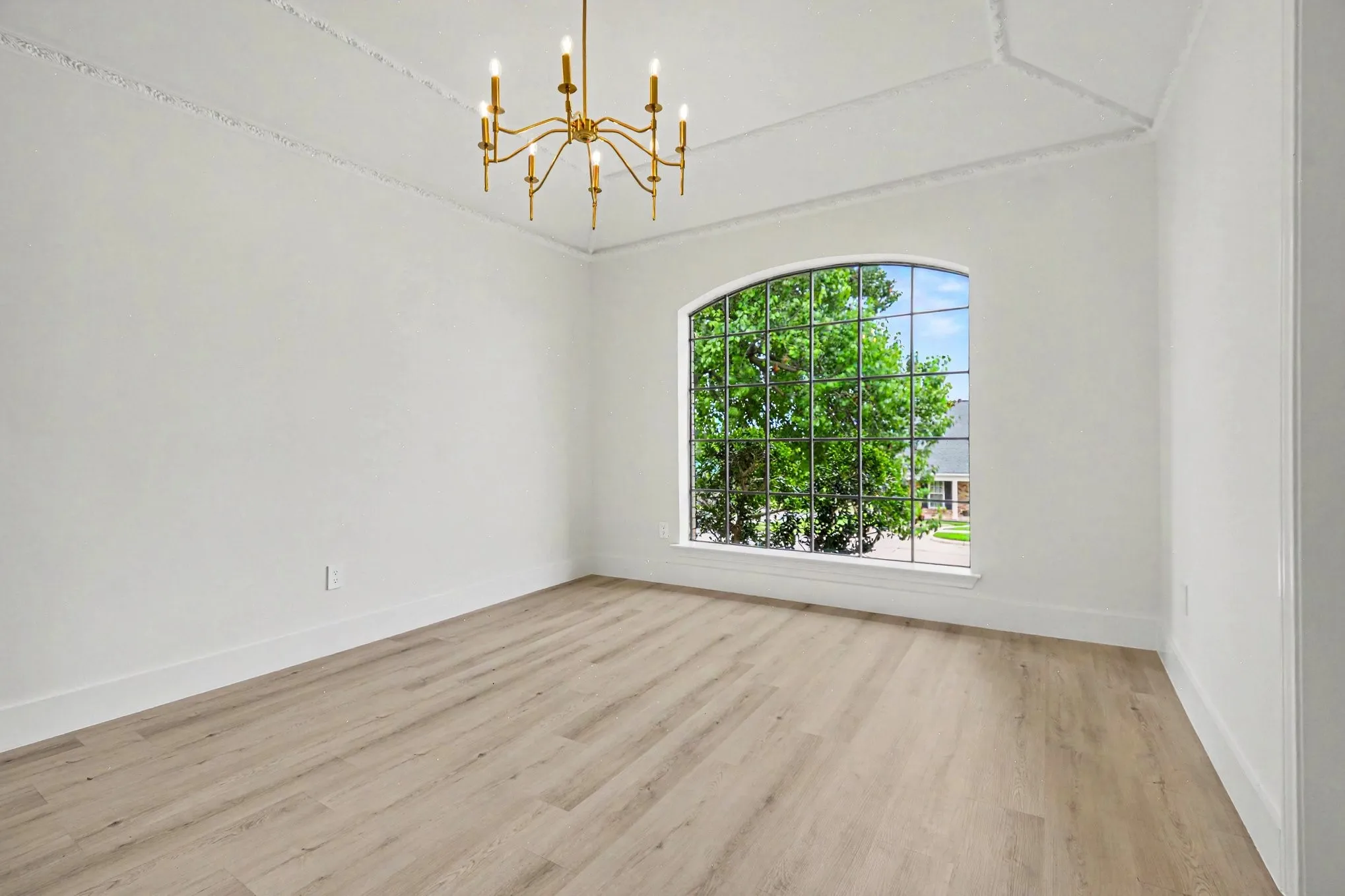 Single Family Residence For Sale in Dallas County , 1702 Surrey Court, Garland, Texas 75043, 3 Bedroom, 2 Bathroom, 2 Garage spaces, 2,279 Sqft, built in 1977, mls#21281686, Real Estate Agent in Garland, Homes For Sale in Dallas county, Homes For Sale in Garland, Realtor in Garland Texas, Real Estate Brokerage Independent Realty Texas, Luminita Cordes Realtor