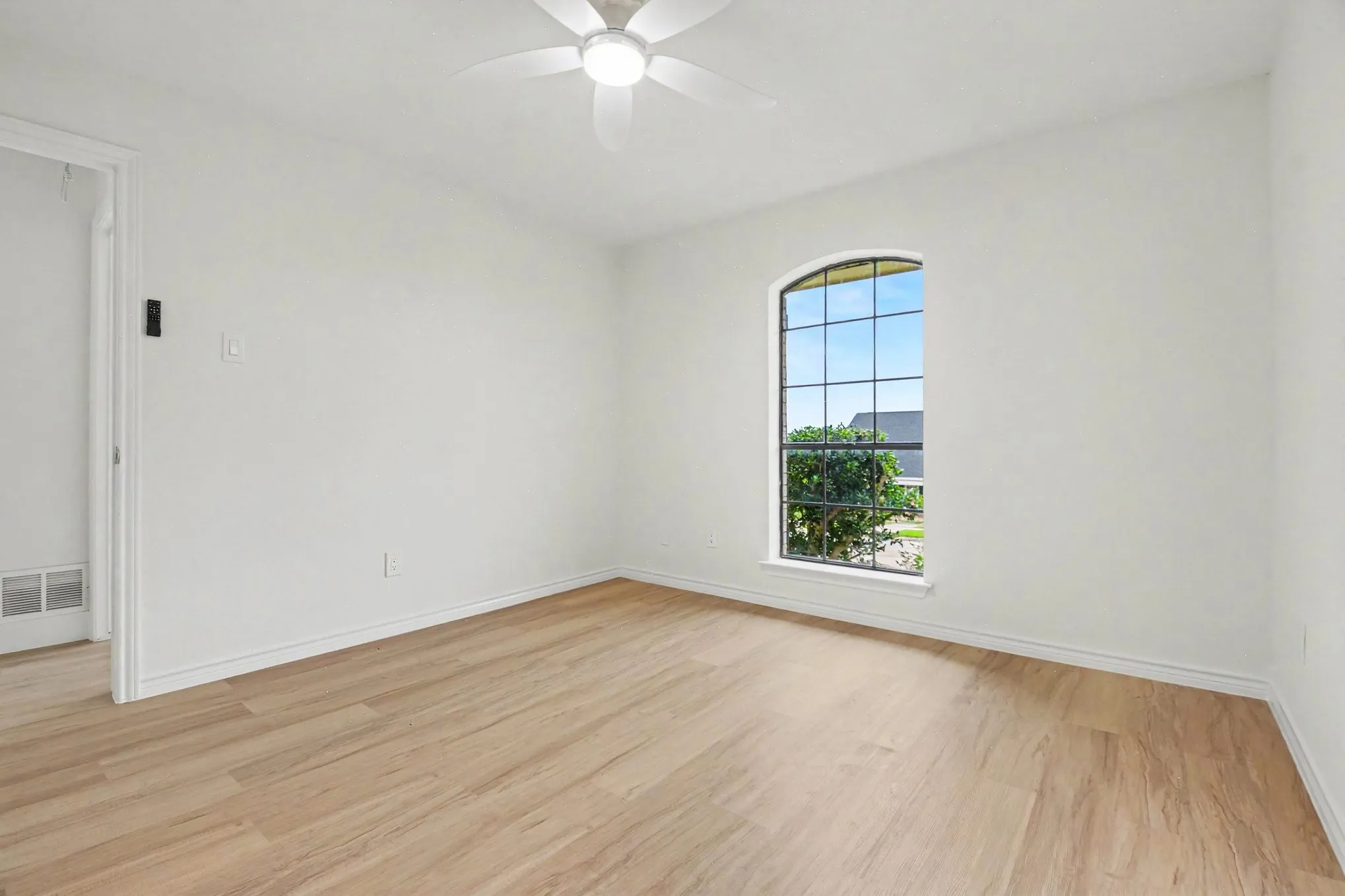 Single Family Residence For Sale in Dallas County , 1702 Surrey Court, Garland, Texas 75043, 3 Bedroom, 2 Bathroom, 2 Garage spaces, 2,279 Sqft, built in 1977, mls#21281686, Real Estate Agent in Garland, Homes For Sale in Dallas county, Homes For Sale in Garland, Realtor in Garland Texas, Real Estate Brokerage Independent Realty Texas, Luminita Cordes Realtor