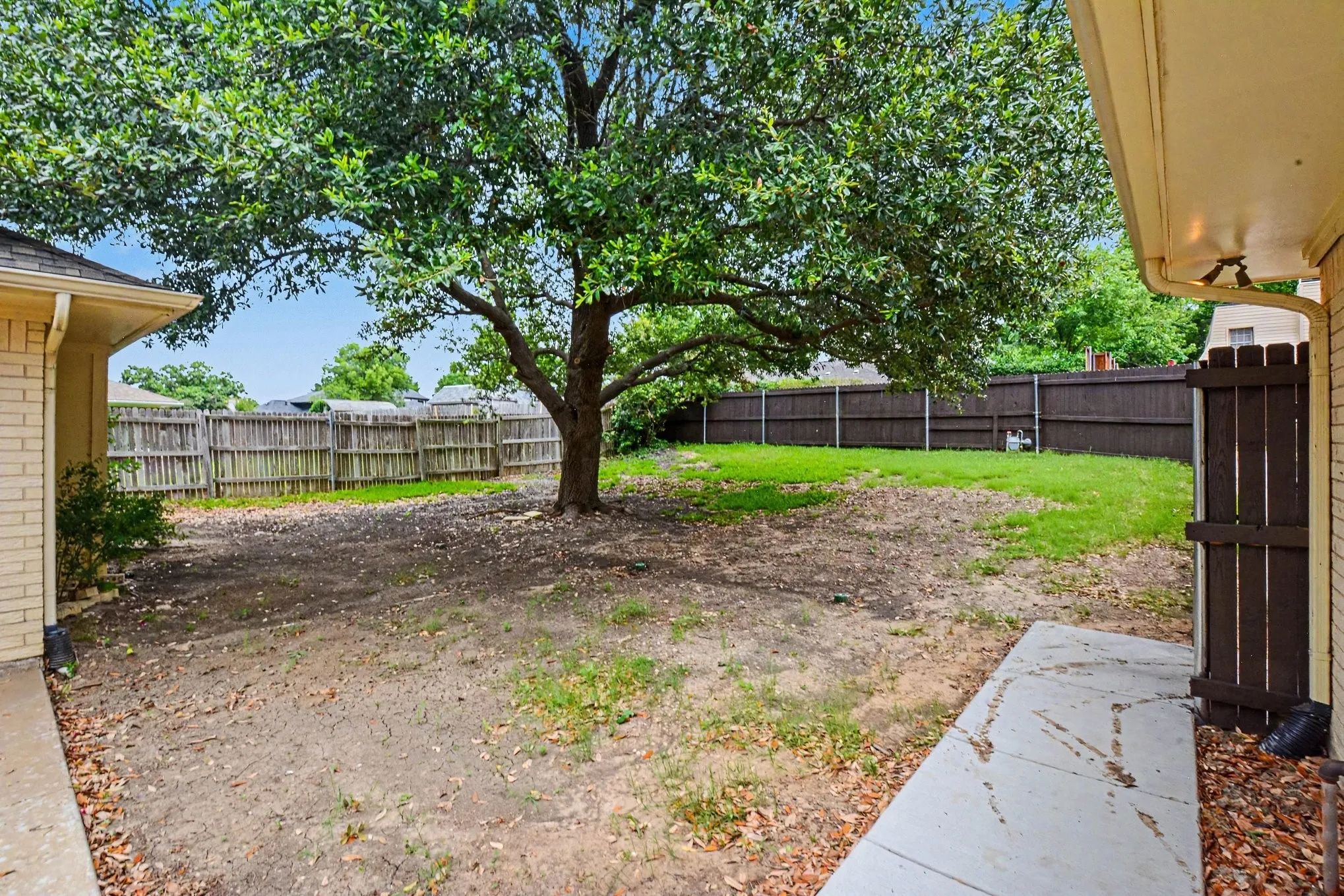 Single Family Residence For Sale in Dallas County , 1702 Surrey Court, Garland, Texas 75043, 3 Bedroom, 2 Bathroom, 2 Garage spaces, 2,279 Sqft, built in 1977, mls#21281686, Real Estate Agent in Garland, Homes For Sale in Dallas county, Homes For Sale in Garland, Realtor in Garland Texas, Real Estate Brokerage Independent Realty Texas, Luminita Cordes Realtor