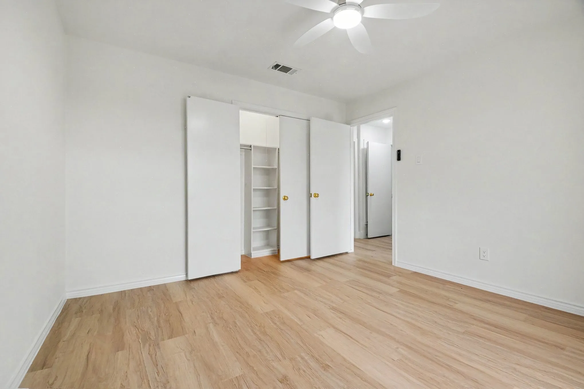 Single Family Residence For Sale in Dallas County , 1702 Surrey Court, Garland, Texas 75043, 3 Bedroom, 2 Bathroom, 2 Garage spaces, 2,279 Sqft, built in 1977, mls#21281686, Real Estate Agent in Garland, Homes For Sale in Dallas county, Homes For Sale in Garland, Realtor in Garland Texas, Real Estate Brokerage Independent Realty Texas, Luminita Cordes Realtor