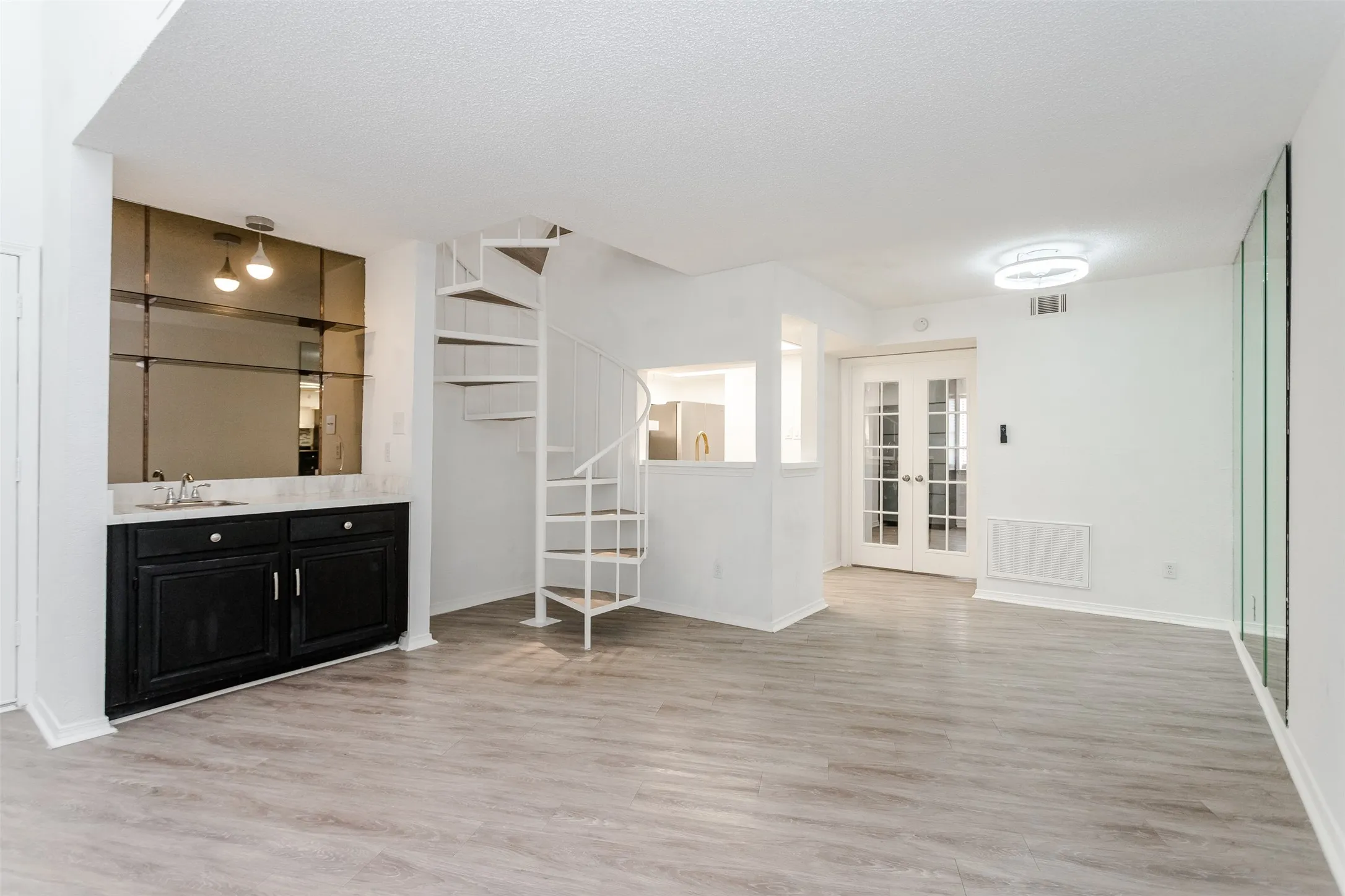 Condominium For Rent in Dallas County , 5590 Spring Valley Road F206, Dallas, Texas 75254, 2 Bedroom, 2 Bathroom, 1 Garage spaces, 870 Sqft, built in 1983, mls#21275554, Real Estate Agent in Dallas, Homes For Rent in Dallas county, Homes For Rent in Dallas, Realtor in Dallas Texas, Real Estate Brokerage Independent Realty Texas, Luminita Cordes Realtor