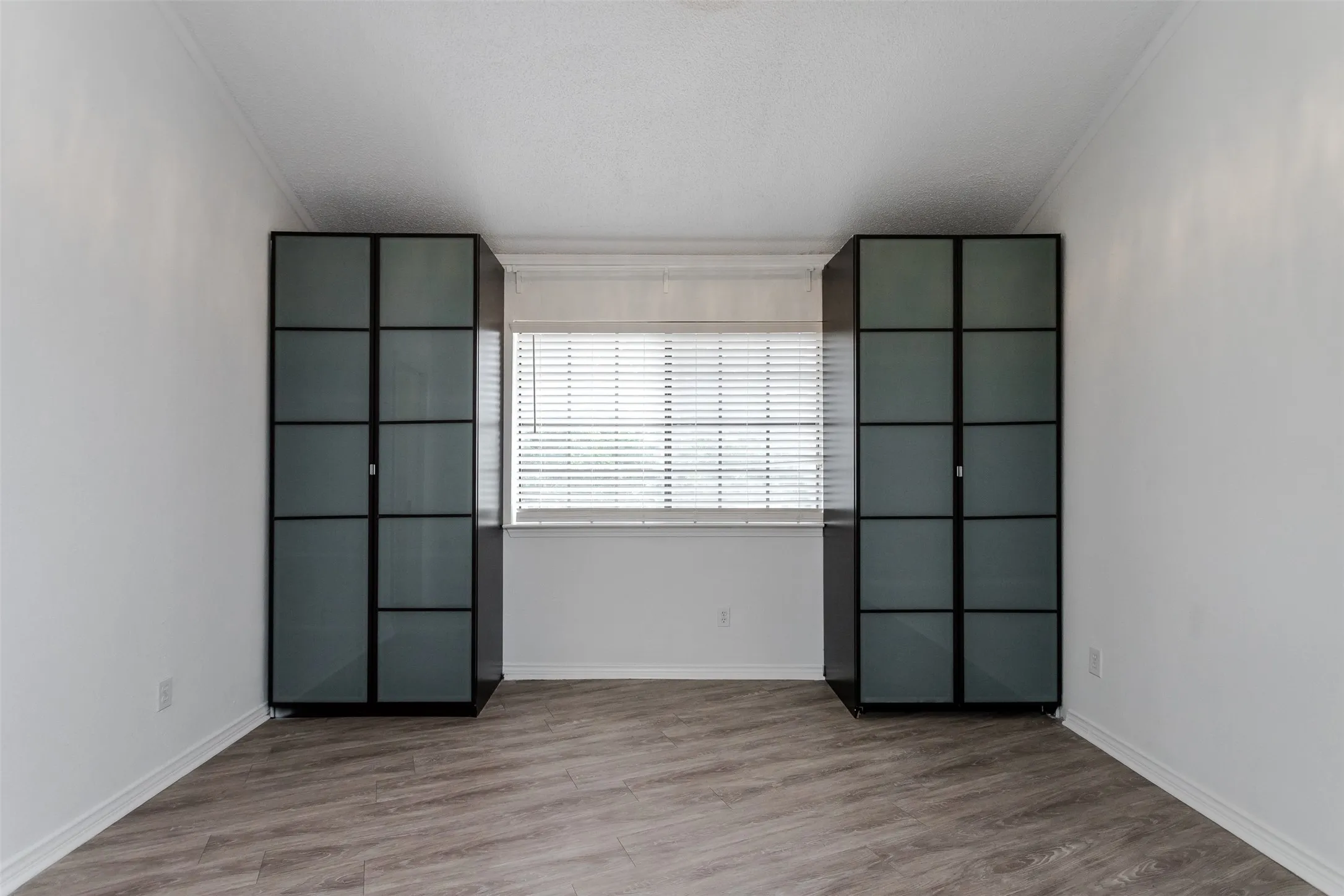 Condominium For Rent in Dallas County , 5590 Spring Valley Road F206, Dallas, Texas 75254, 2 Bedroom, 2 Bathroom, 1 Garage spaces, 870 Sqft, built in 1983, mls#21275554, Real Estate Agent in Dallas, Homes For Rent in Dallas county, Homes For Rent in Dallas, Realtor in Dallas Texas, Real Estate Brokerage Independent Realty Texas, Luminita Cordes Realtor